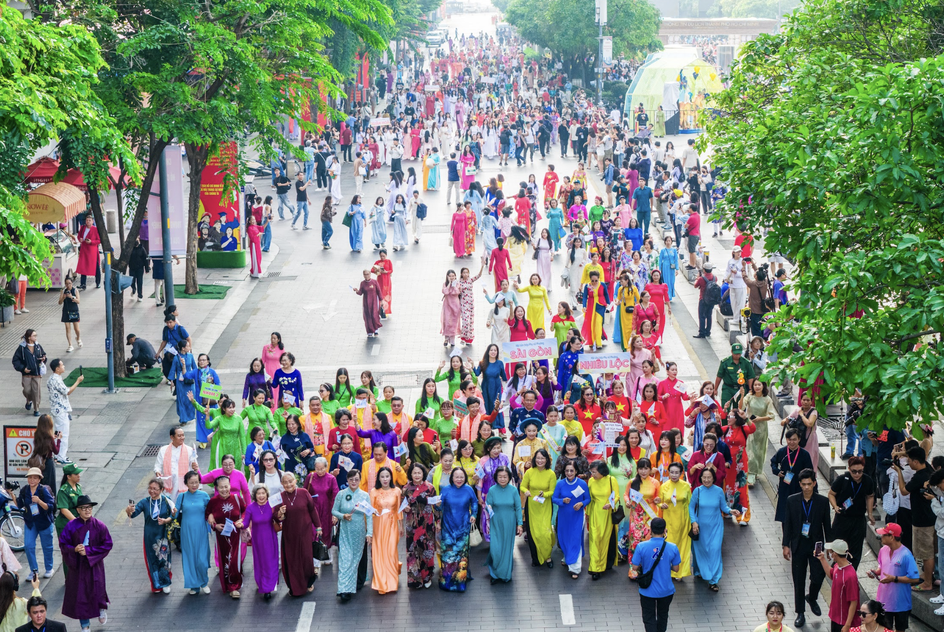 TP.HCM đồng diễn &aacute;o d&agrave;i khắp th&agrave;nh phố ng&agrave;y 8.3- Ảnh 4.