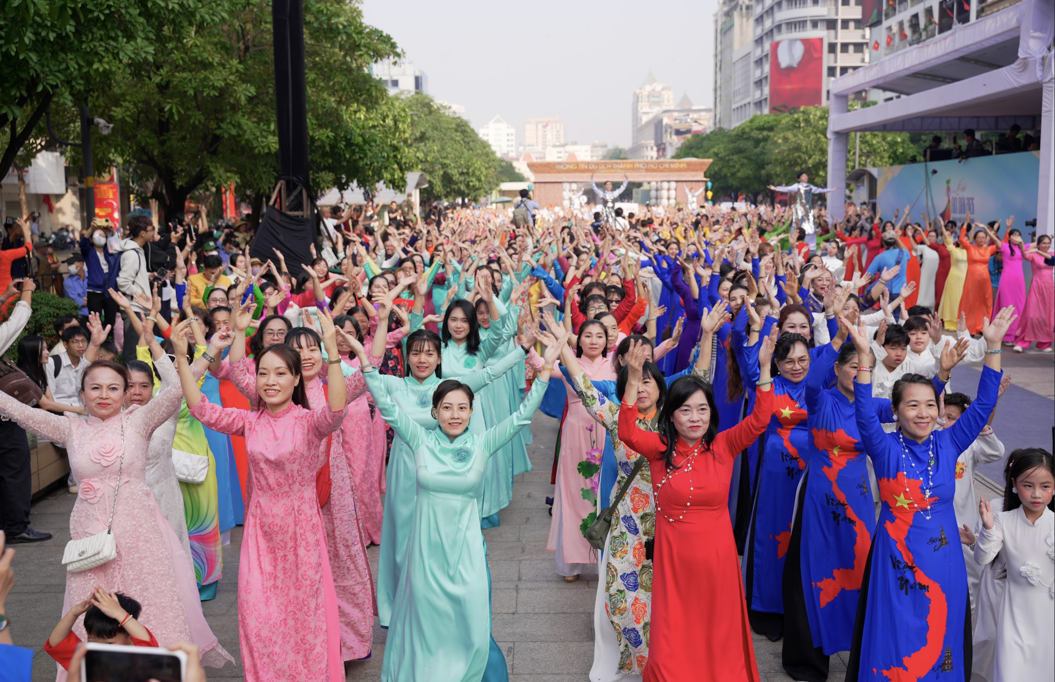 TP.HCM đồng diễn &aacute;o d&agrave;i khắp th&agrave;nh phố ng&agrave;y 8.3- Ảnh 5.