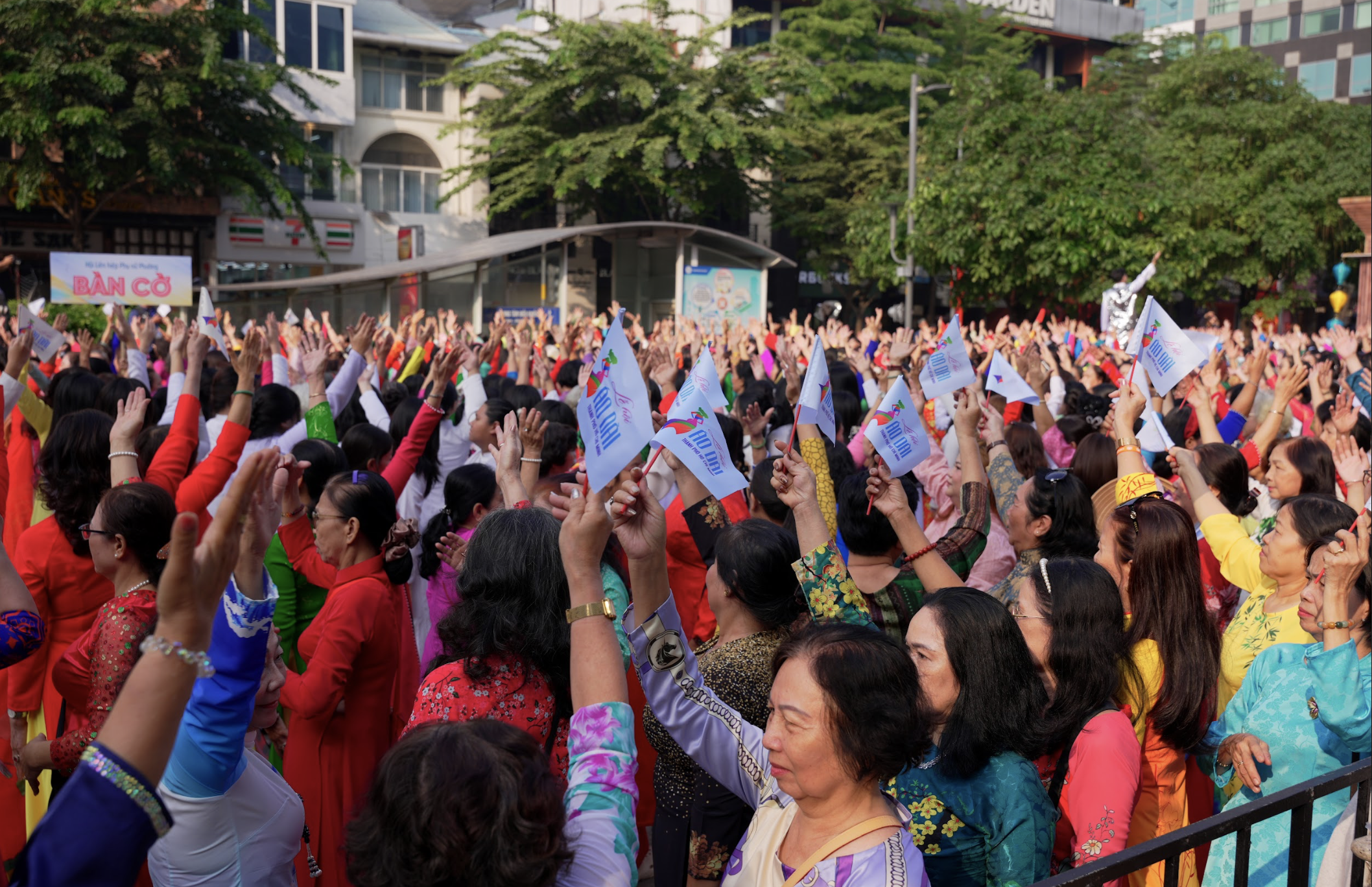 TP.HCM đồng diễn &aacute;o d&agrave;i khắp th&agrave;nh phố ng&agrave;y 8.3- Ảnh 7.