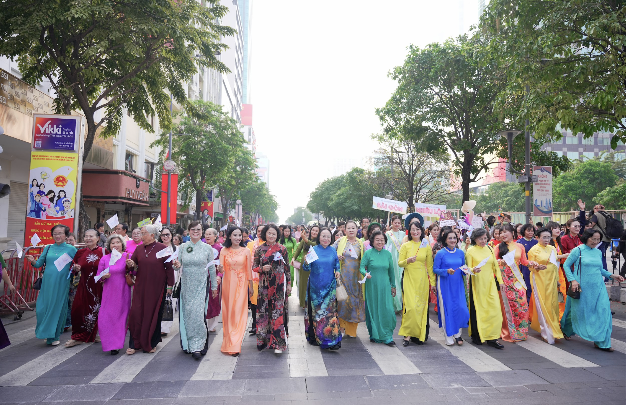 TP.HCM đồng diễn &aacute;o d&agrave;i khắp th&agrave;nh phố ng&agrave;y 8.3- Ảnh 3.