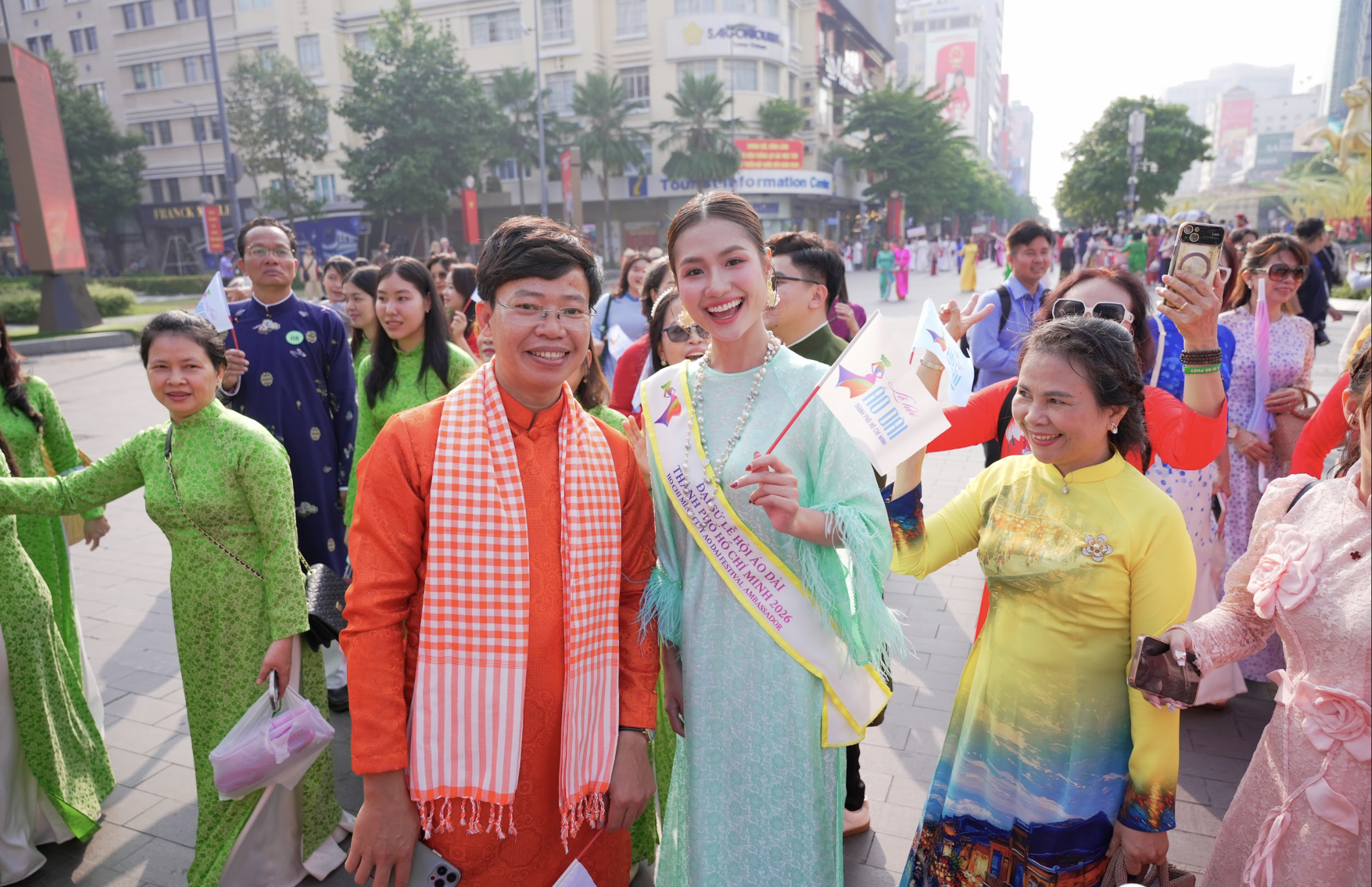 TP.HCM đồng diễn &aacute;o d&agrave;i khắp th&agrave;nh phố ng&agrave;y 8.3- Ảnh 8.