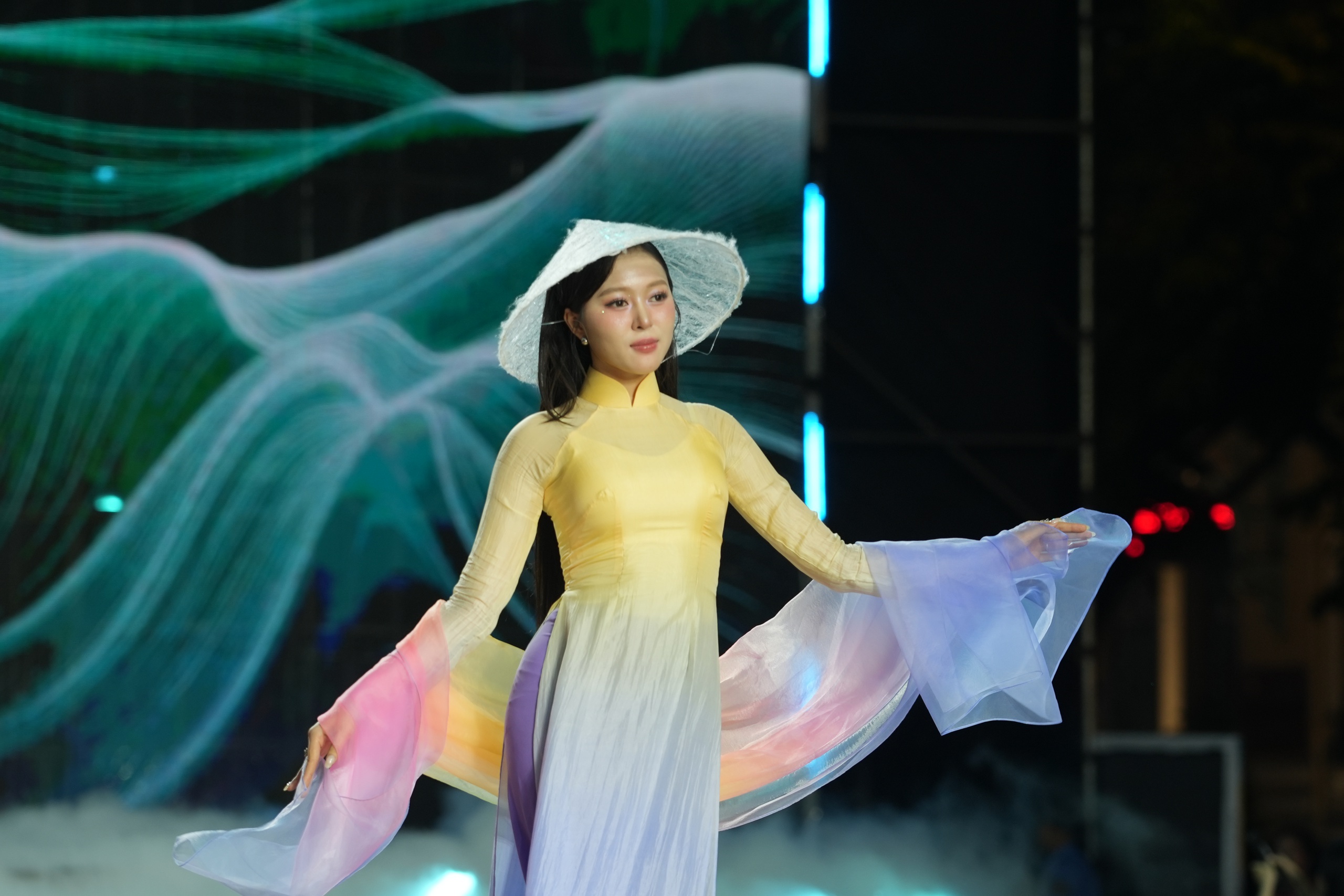 Mỹ nh&acirc;n Việt v&agrave; quốc tế khoe sắc, kể chuyện thời trang bền vững bằng &aacute;o d&agrave;i- Ảnh 4.