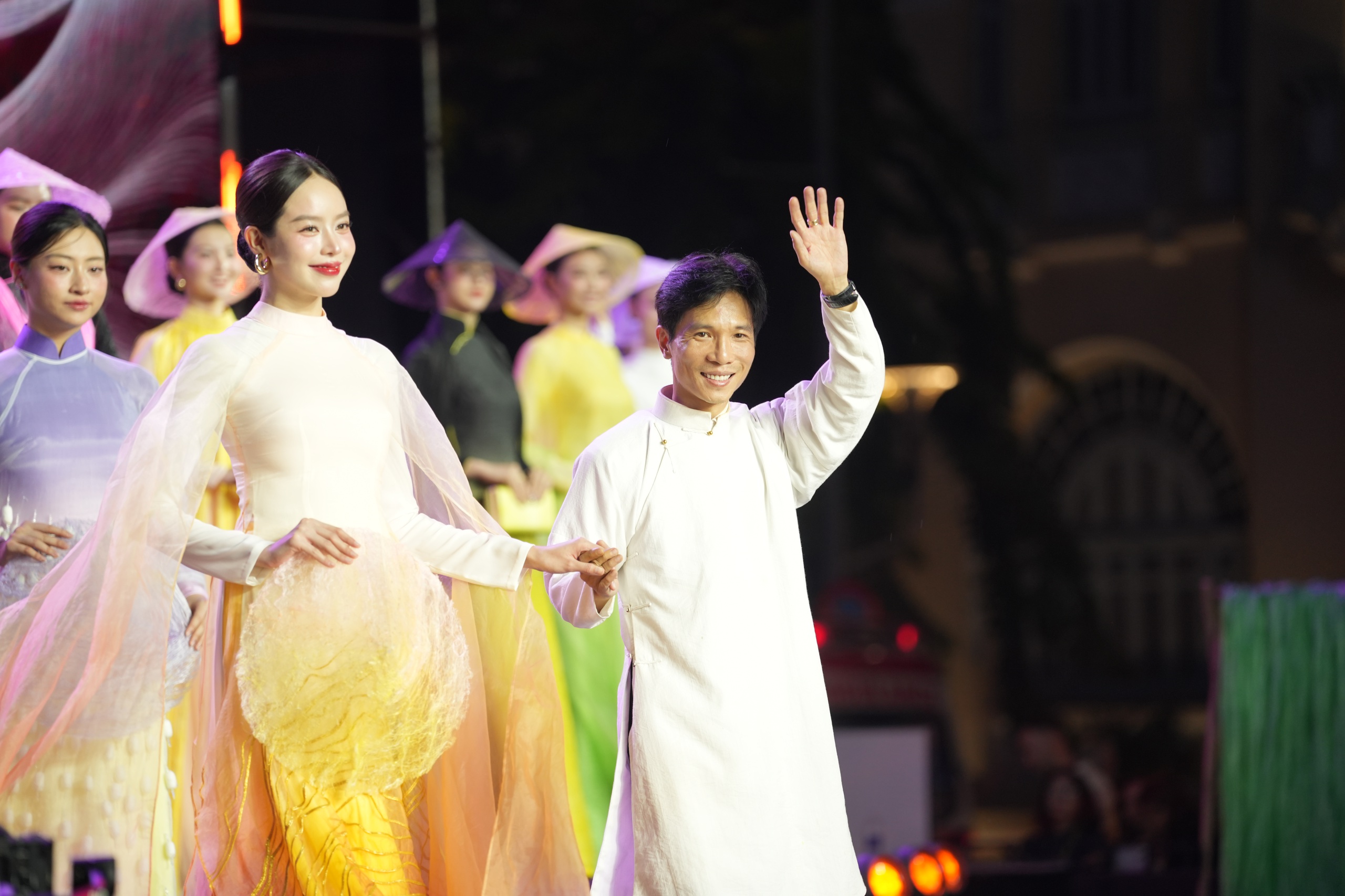 Mỹ nh&acirc;n Việt v&agrave; quốc tế khoe sắc, kể chuyện thời trang bền vững bằng &aacute;o d&agrave;i- Ảnh 6.