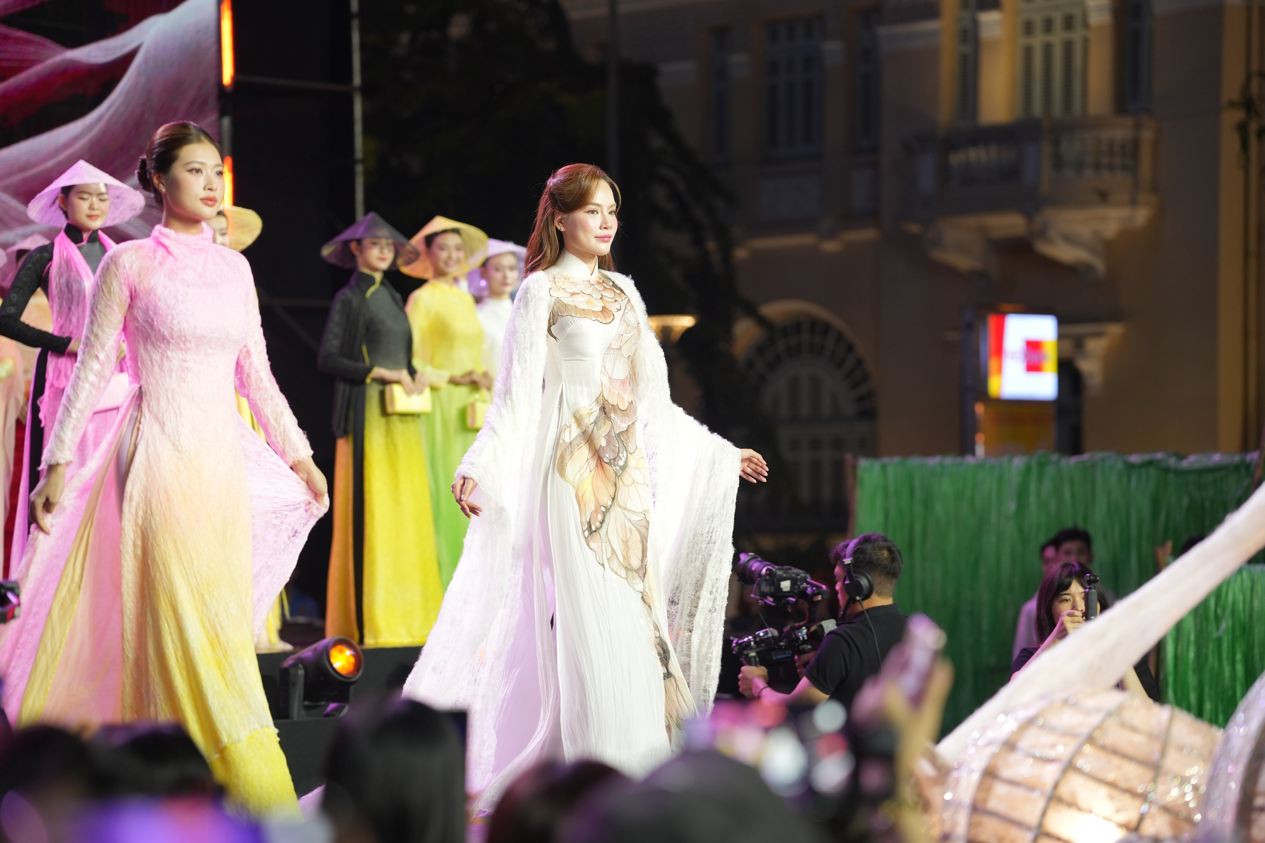 Mỹ nh&acirc;n Việt v&agrave; quốc tế khoe sắc, kể chuyện thời trang bền vững bằng &aacute;o d&agrave;i- Ảnh 2.