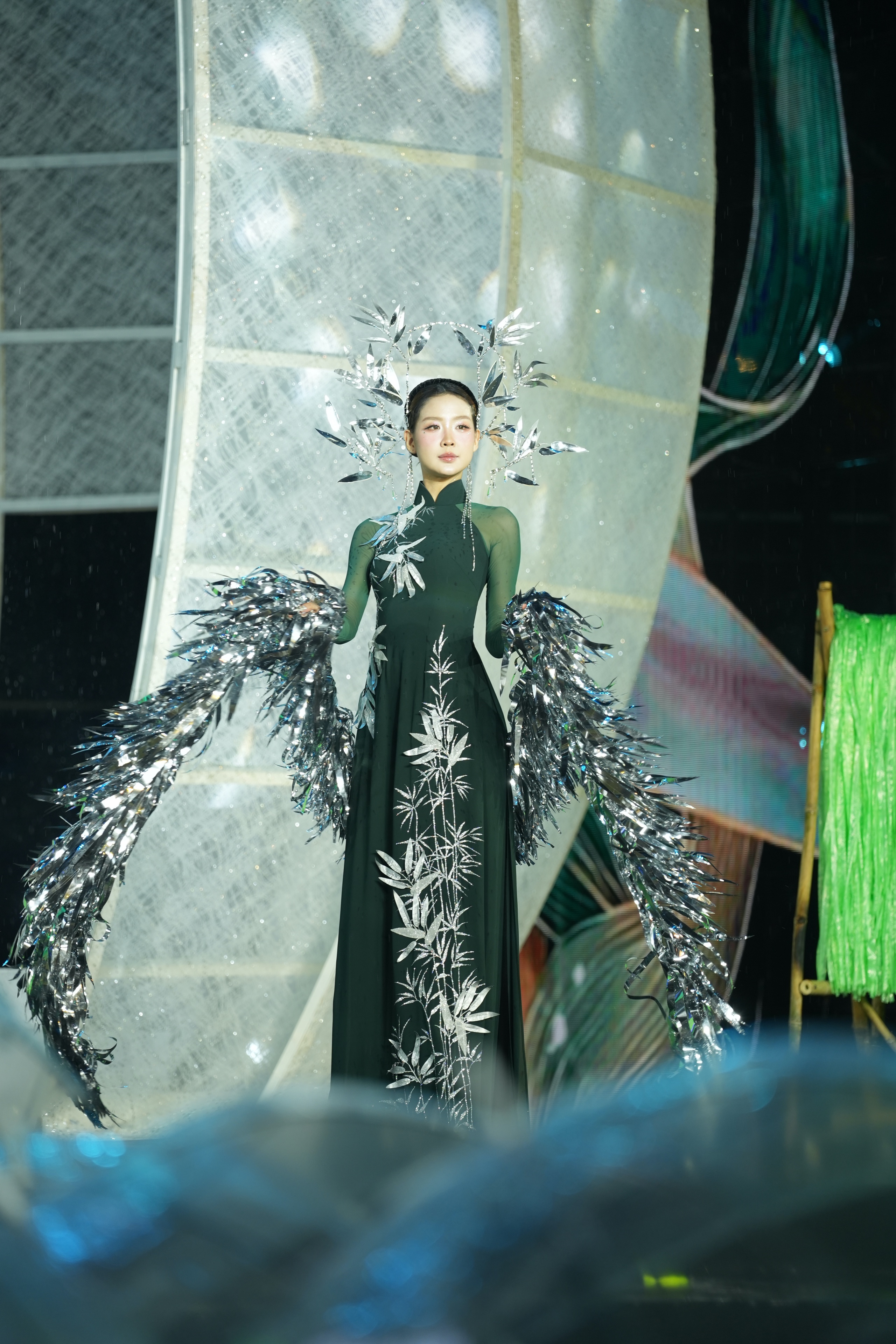 Mỹ nh&acirc;n Việt v&agrave; quốc tế khoe sắc, kể chuyện thời trang bền vững bằng &aacute;o d&agrave;i- Ảnh 10.