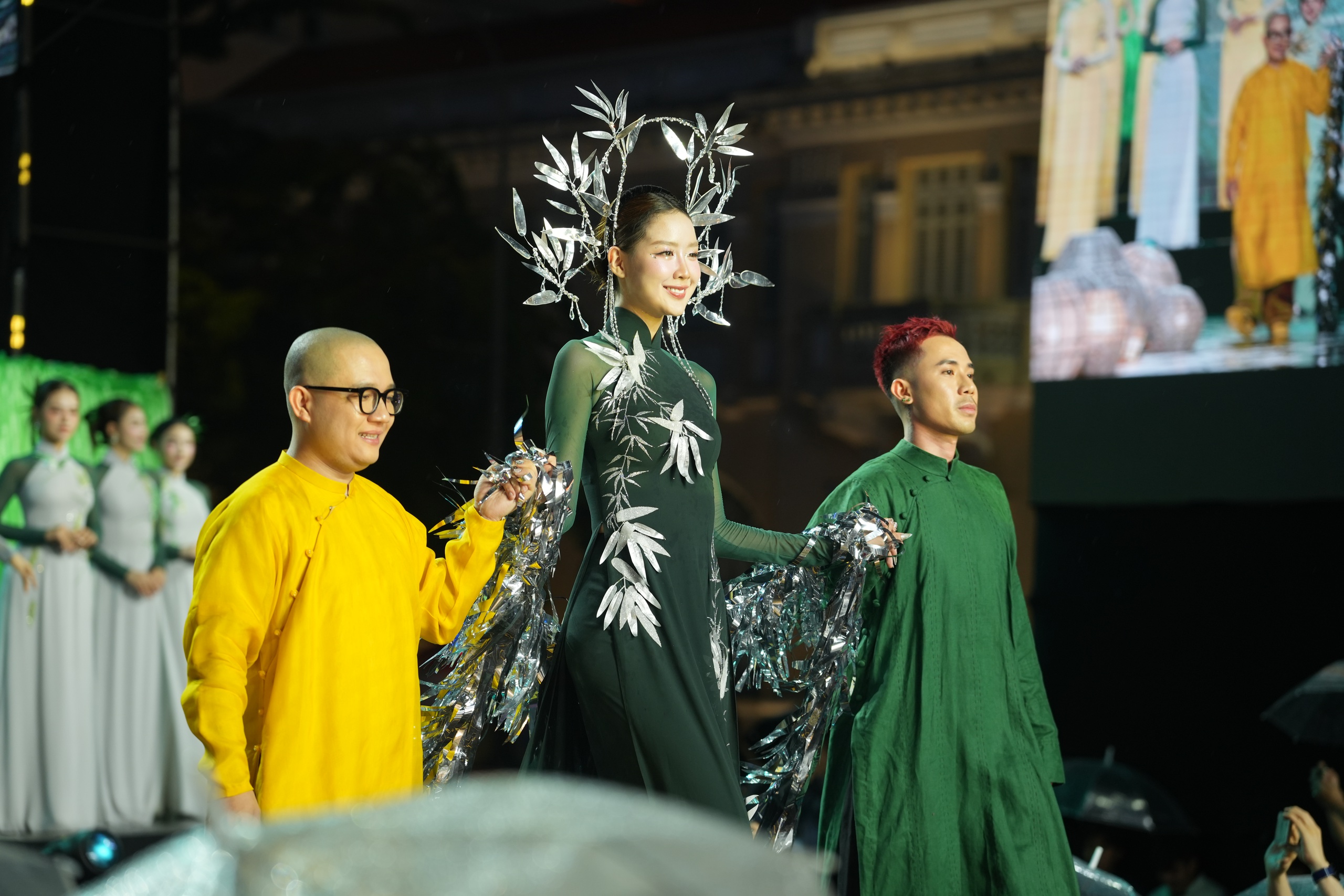 Mỹ nh&acirc;n Việt v&agrave; quốc tế khoe sắc, kể chuyện thời trang bền vững bằng &aacute;o d&agrave;i- Ảnh 11.