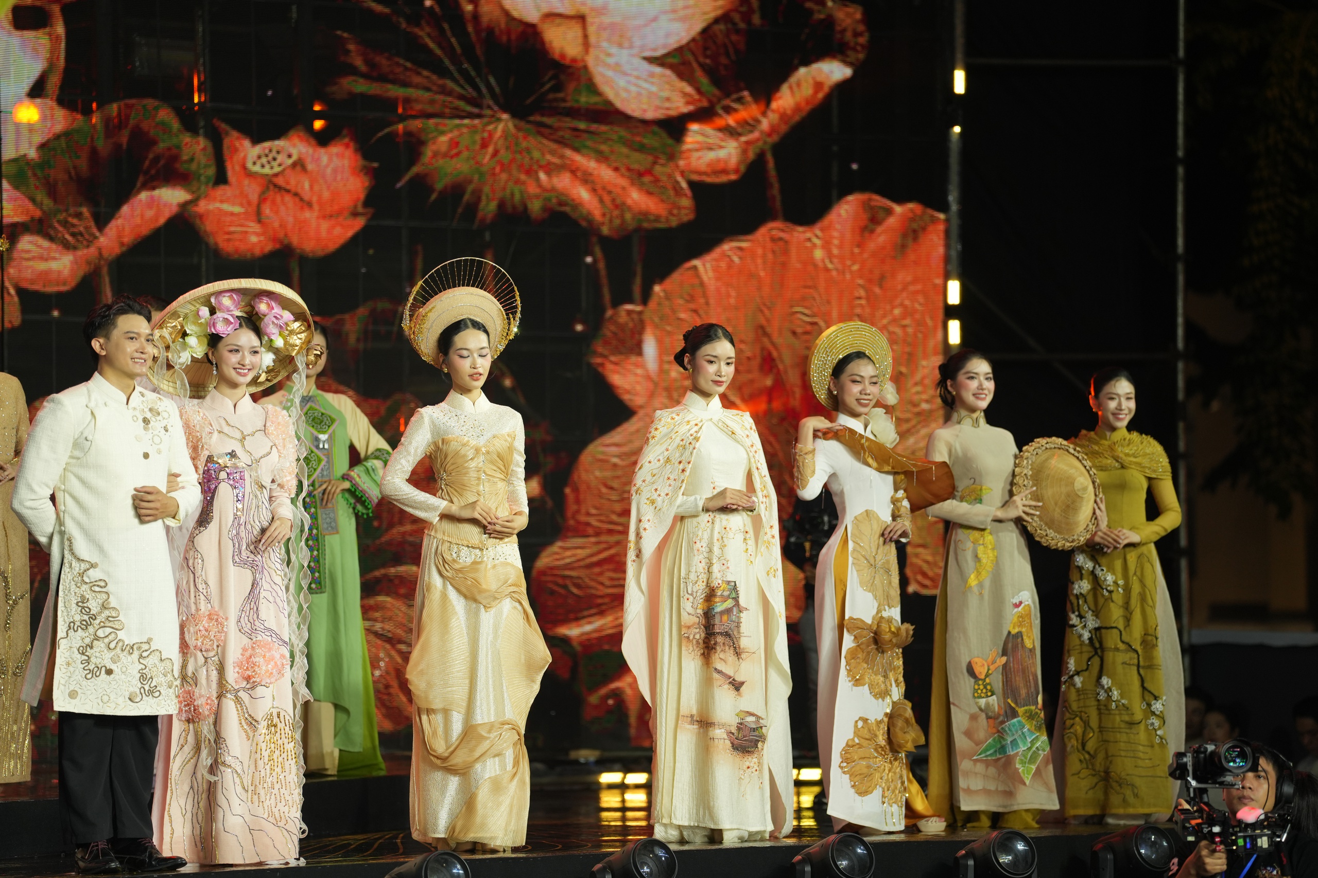 Mỹ nh&acirc;n Việt v&agrave; quốc tế khoe sắc, kể chuyện thời trang bền vững bằng &aacute;o d&agrave;i- Ảnh 13.