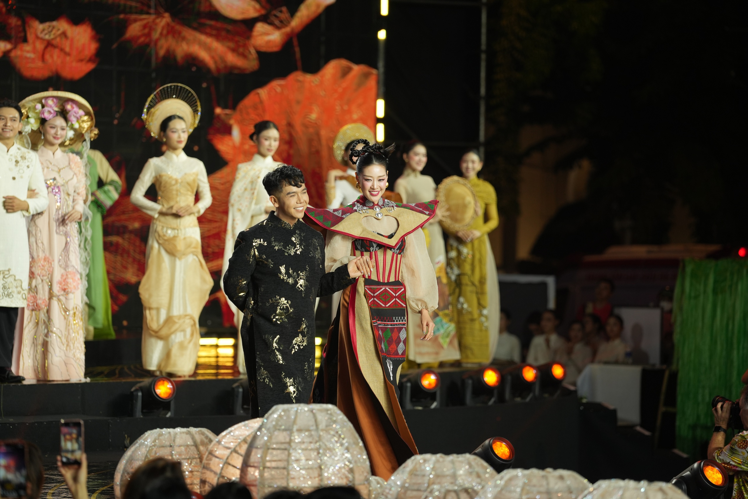 Mỹ nh&acirc;n Việt v&agrave; quốc tế khoe sắc, kể chuyện thời trang bền vững bằng &aacute;o d&agrave;i- Ảnh 15.