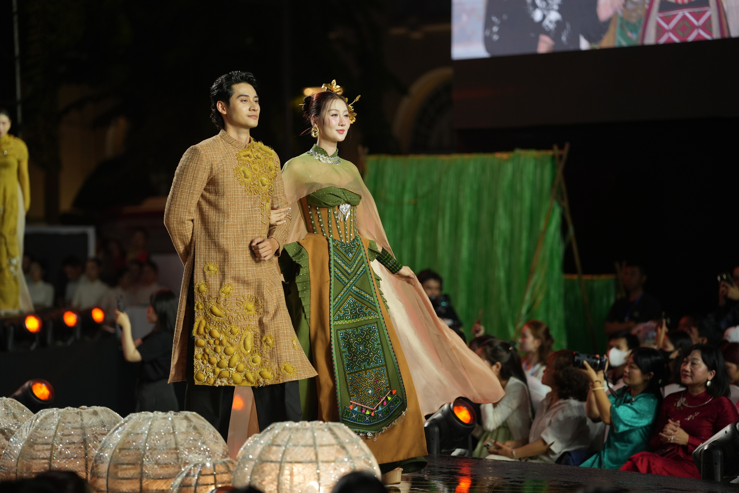 Mỹ nh&acirc;n Việt v&agrave; quốc tế khoe sắc, kể chuyện thời trang bền vững bằng &aacute;o d&agrave;i- Ảnh 12.