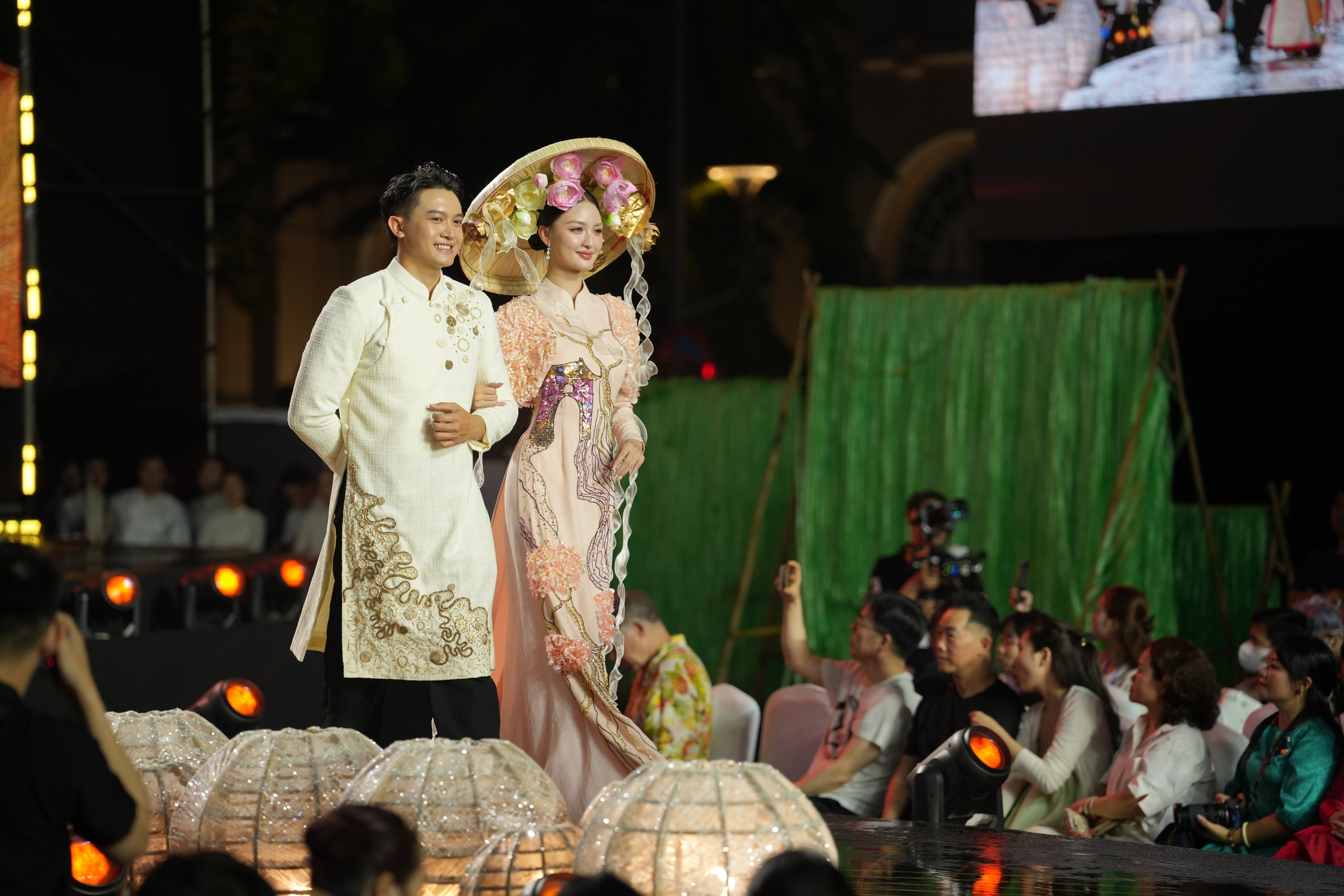 Mỹ nh&acirc;n Việt v&agrave; quốc tế khoe sắc, kể chuyện thời trang bền vững bằng &aacute;o d&agrave;i- Ảnh 14.