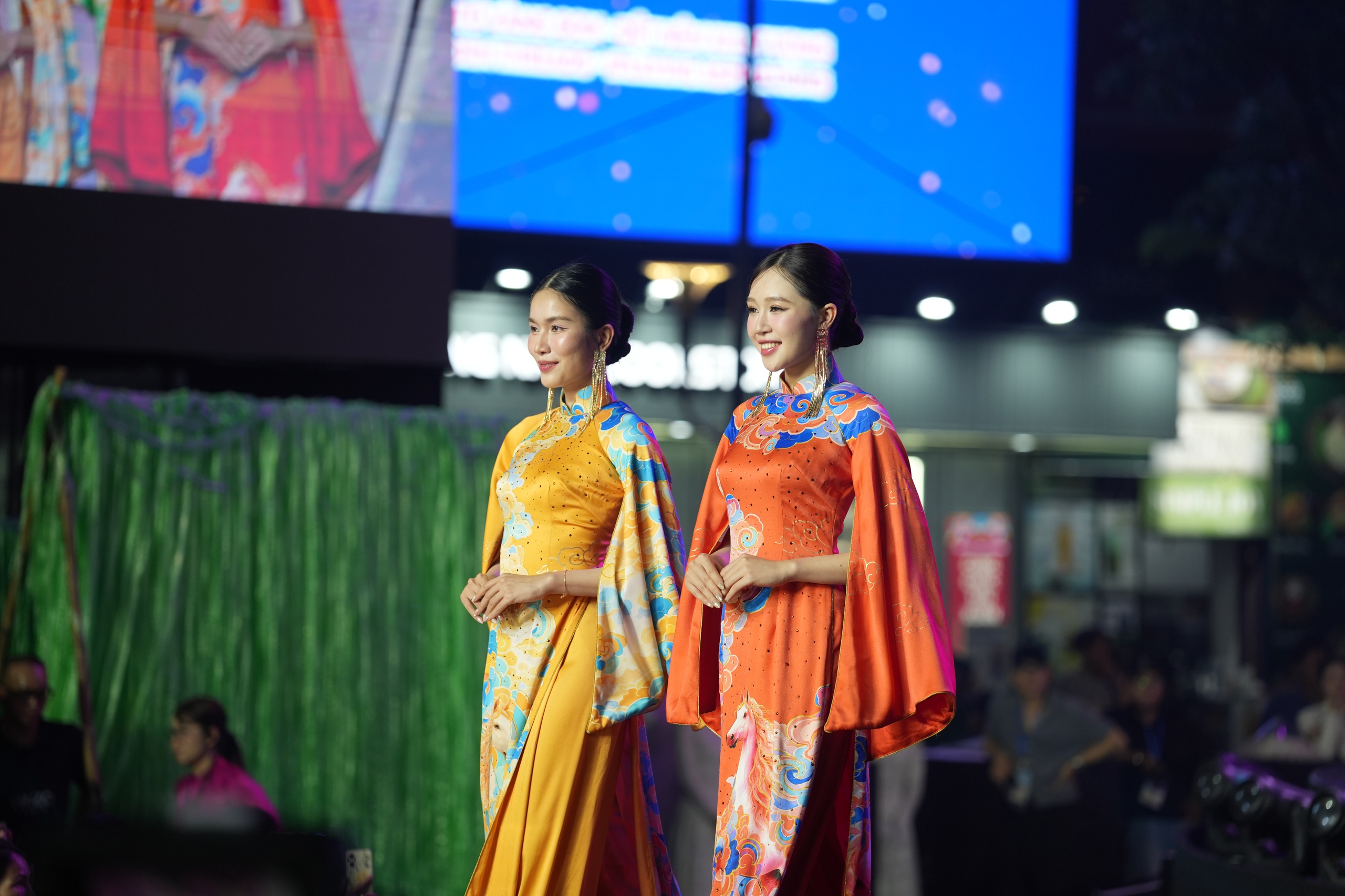 Mỹ nh&acirc;n Việt v&agrave; quốc tế khoe sắc, kể chuyện thời trang bền vững bằng &aacute;o d&agrave;i- Ảnh 16.