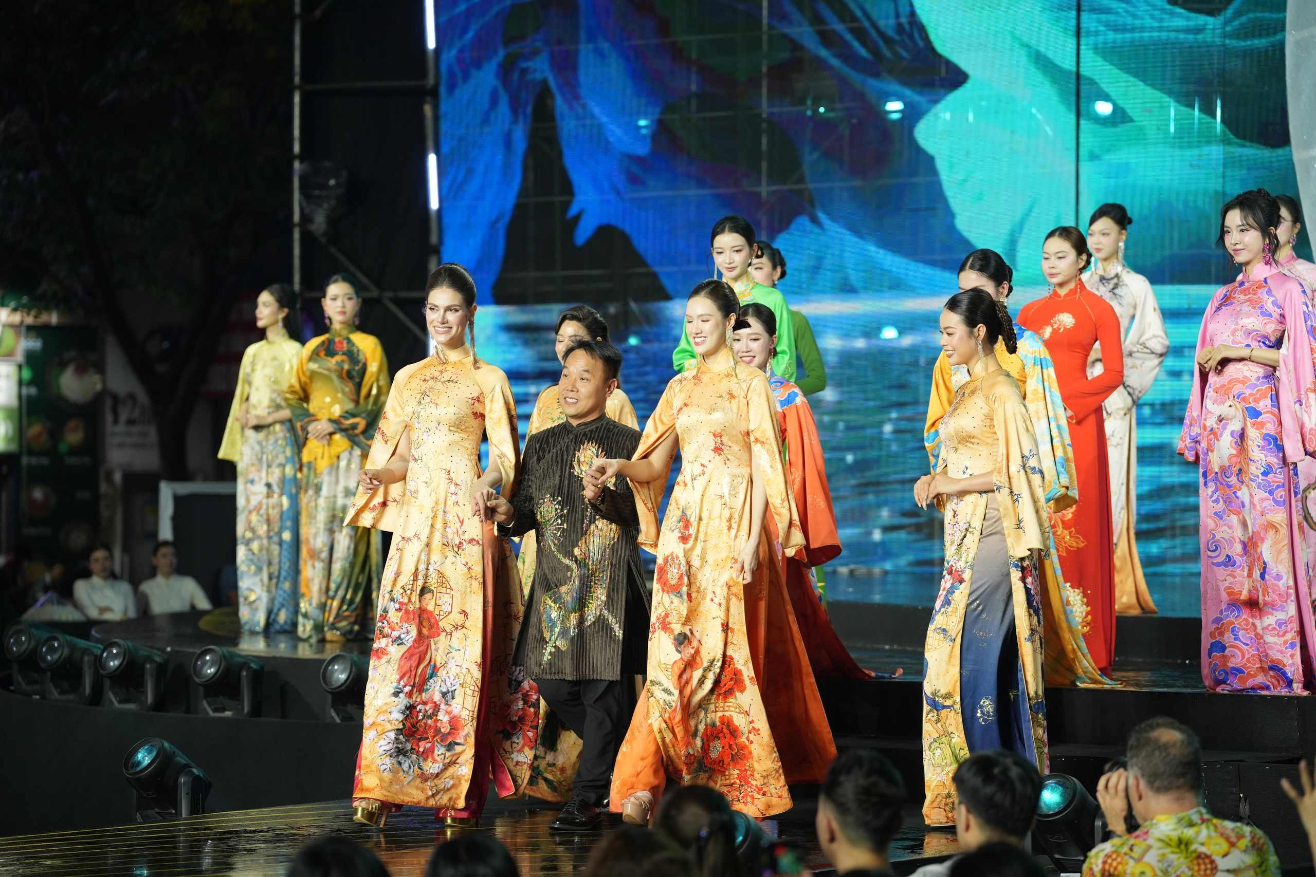 Mỹ nh&acirc;n Việt v&agrave; quốc tế khoe sắc, kể chuyện thời trang bền vững bằng &aacute;o d&agrave;i- Ảnh 19.