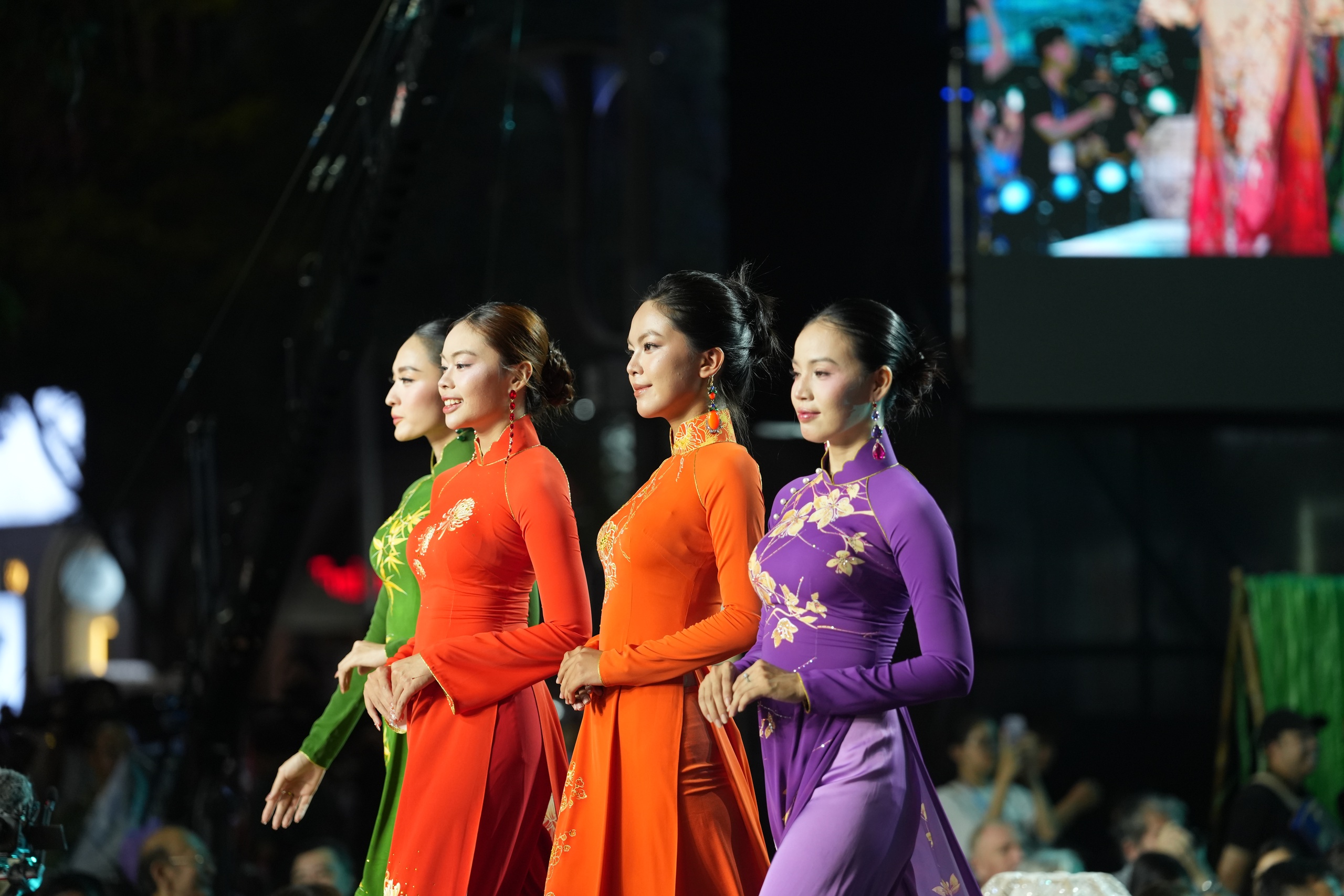 Mỹ nh&acirc;n Việt v&agrave; quốc tế khoe sắc, kể chuyện thời trang bền vững bằng &aacute;o d&agrave;i- Ảnh 17.