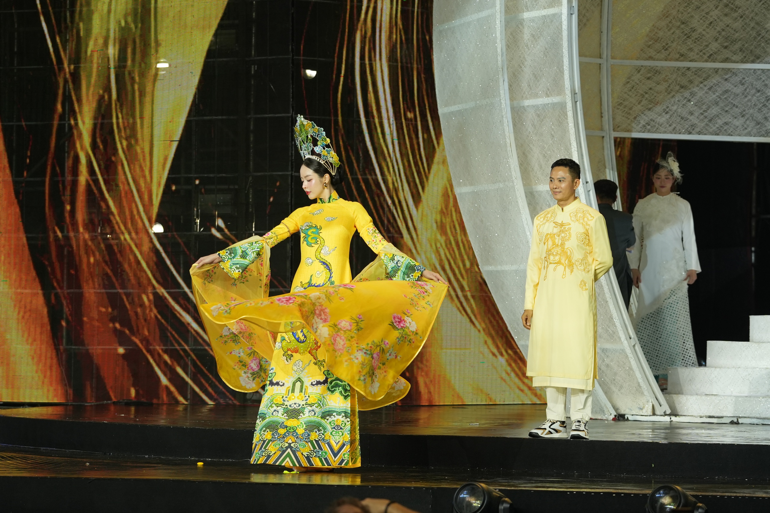 Mỹ nh&acirc;n Việt v&agrave; quốc tế khoe sắc, kể chuyện thời trang bền vững bằng &aacute;o d&agrave;i- Ảnh 20.