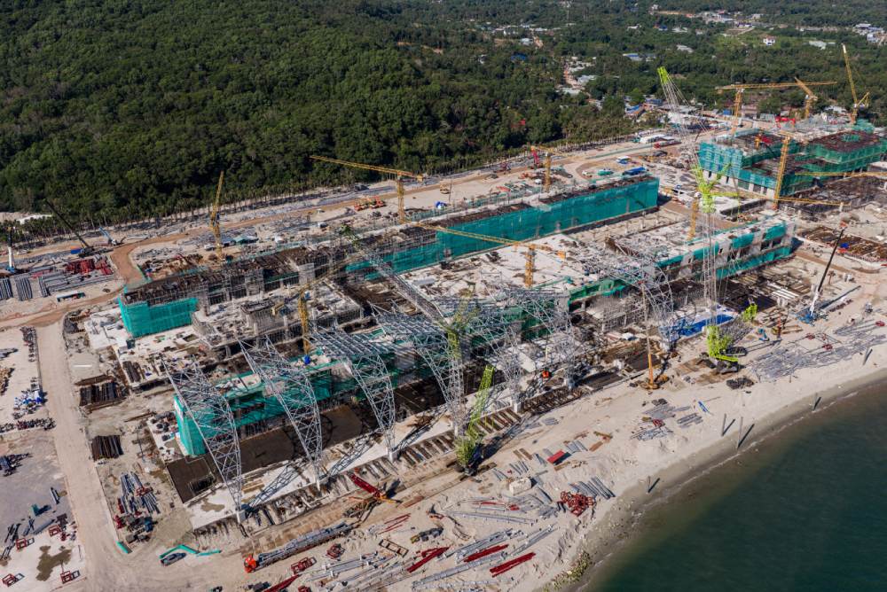 Gi&aacute; dầu tăng g&acirc;y khủng hoảng cho c&aacute;c đại c&ocirc;ng trường trọng điểm quốc gia năm 2026 - Ảnh 2.