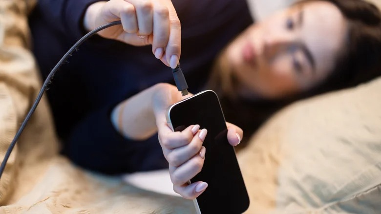 Vì sao điện thoại sạc rất chậm dù đang sử dụng bộ sạc nhanh? - Ảnh 1.