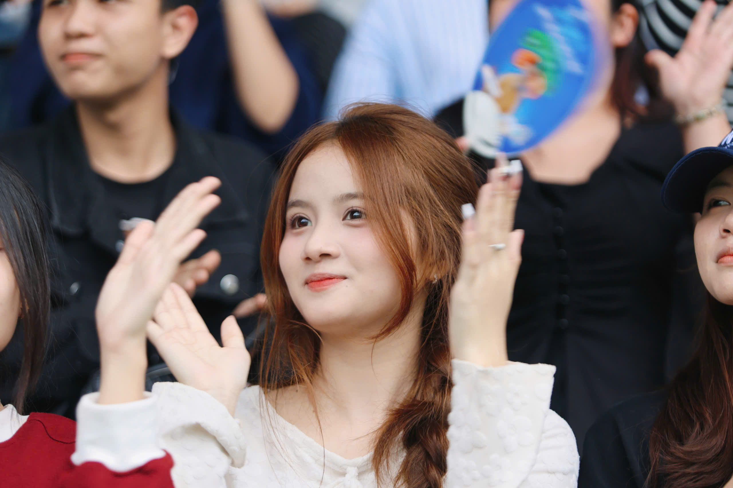 Sinh vi&ecirc;n đội chủ nh&agrave; đến sớm cổ vũ nồng nhiệt cho đội bạn, s&acirc;n chơi sinh vi&ecirc;n tuyệt vời!- Ảnh 9.