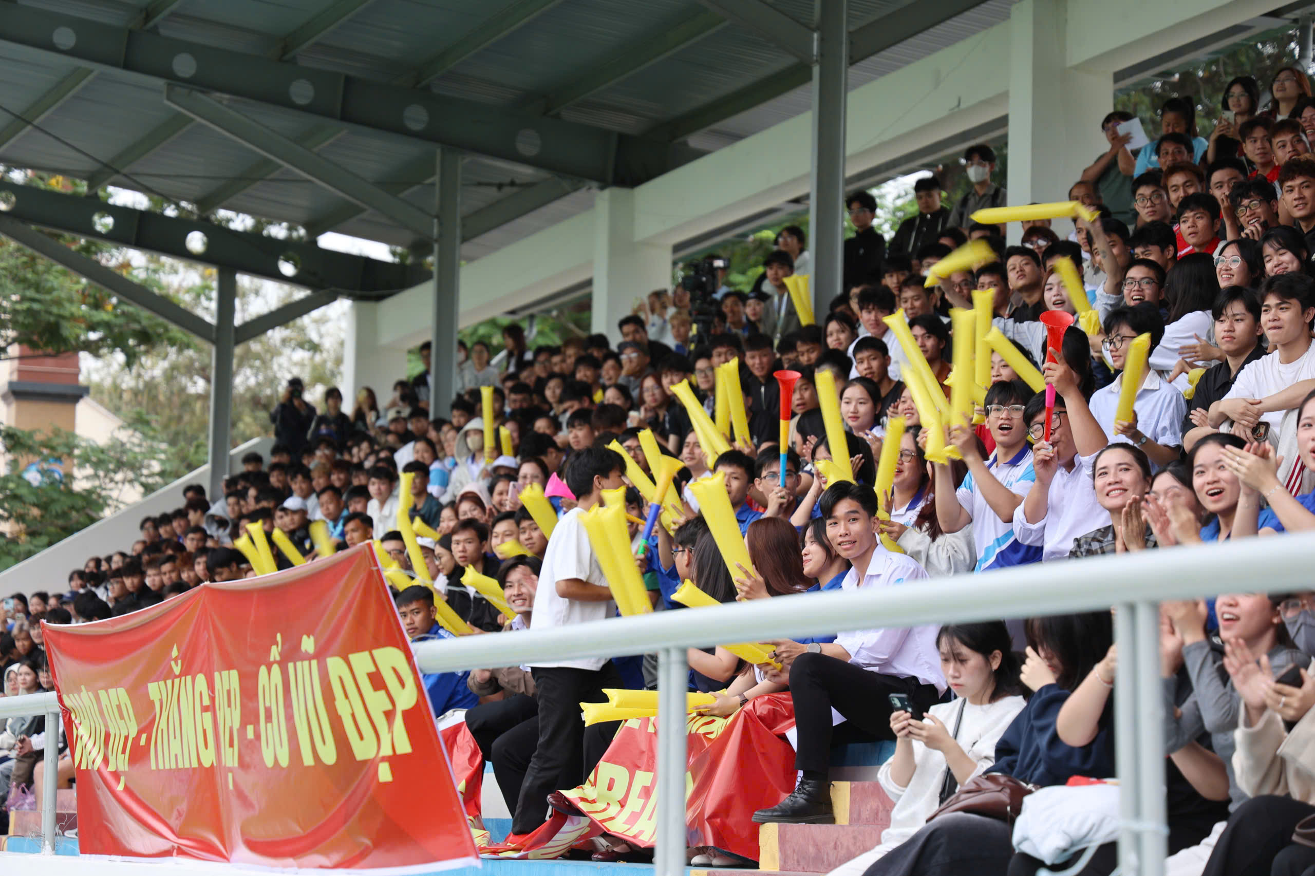 Sinh vi&ecirc;n đội chủ nh&agrave; đến sớm cổ vũ nồng nhiệt cho đội bạn, s&acirc;n chơi sinh vi&ecirc;n tuyệt vời!- Ảnh 1.