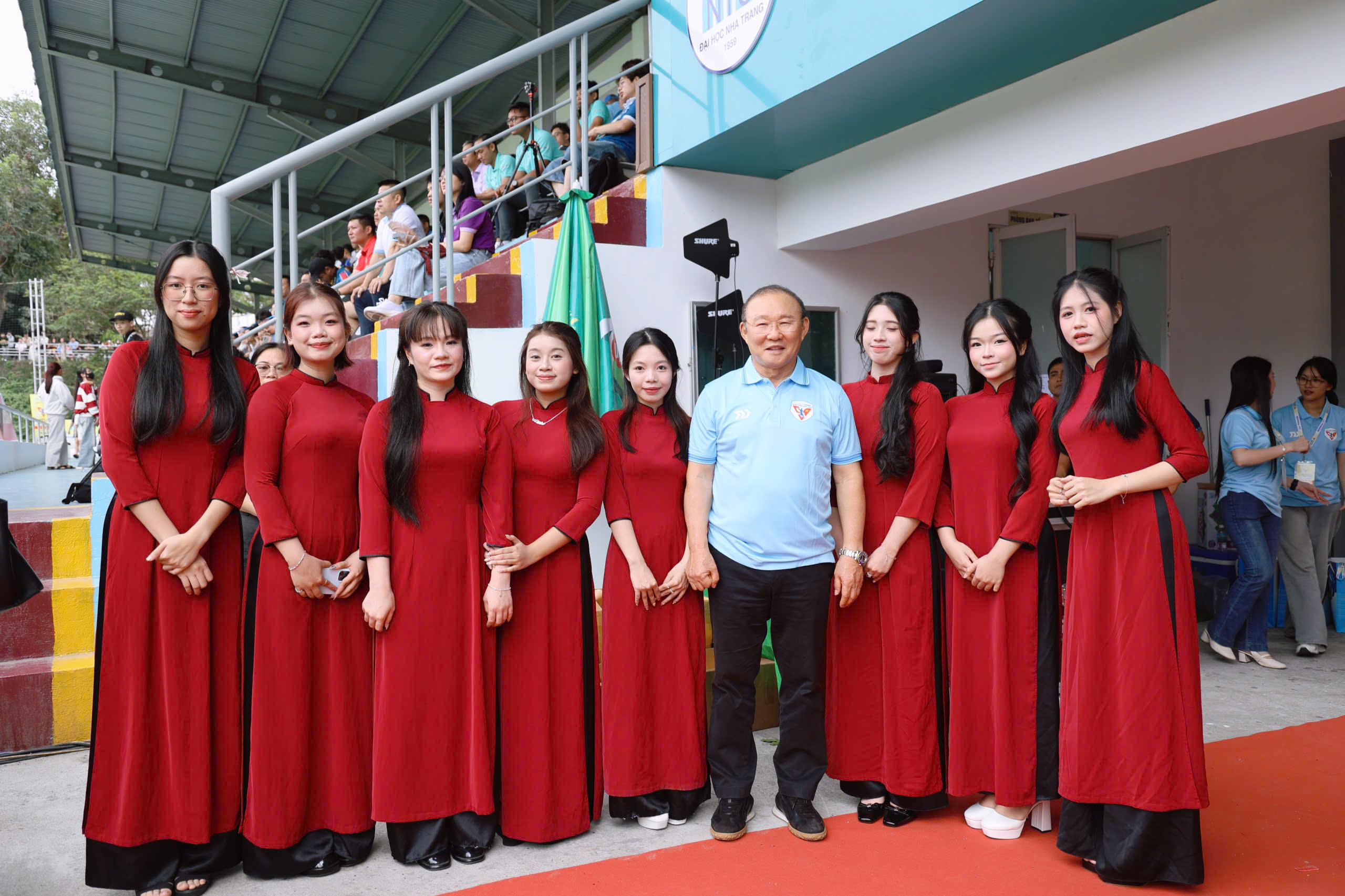 Sinh vi&ecirc;n đội chủ nh&agrave; đến sớm cổ vũ nồng nhiệt cho đội bạn, s&acirc;n chơi sinh vi&ecirc;n tuyệt vời!- Ảnh 2.