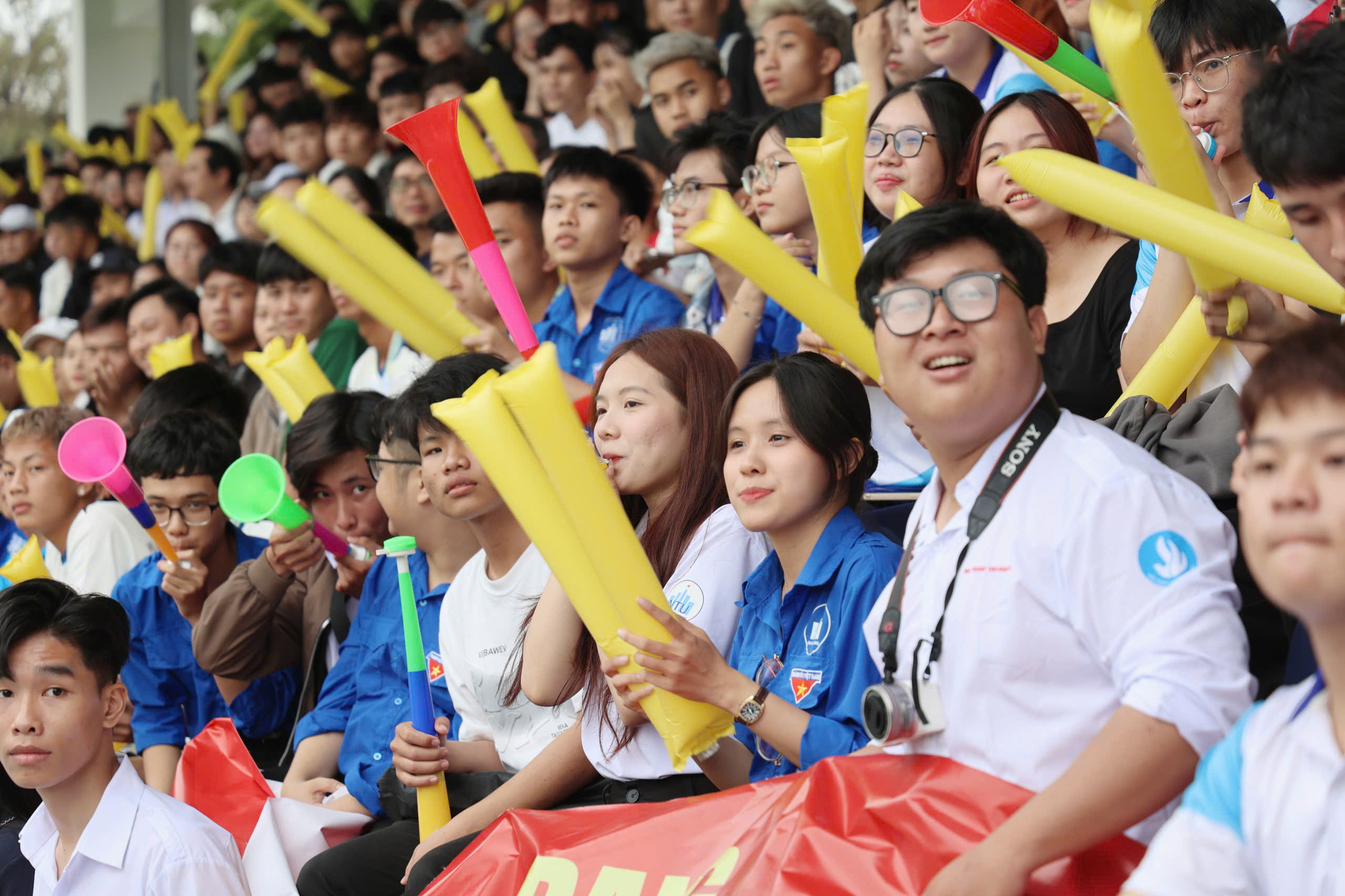 Sinh vi&ecirc;n đội chủ nh&agrave; đến sớm cổ vũ nồng nhiệt cho đội bạn, s&acirc;n chơi sinh vi&ecirc;n tuyệt vời!- Ảnh 5.