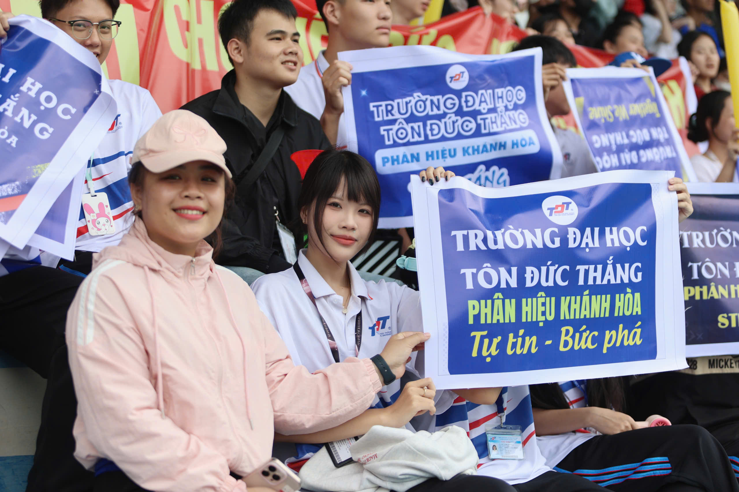 Sinh vi&ecirc;n đội chủ nh&agrave; đến sớm cổ vũ nồng nhiệt cho đội bạn, s&acirc;n chơi sinh vi&ecirc;n tuyệt vời!- Ảnh 7.