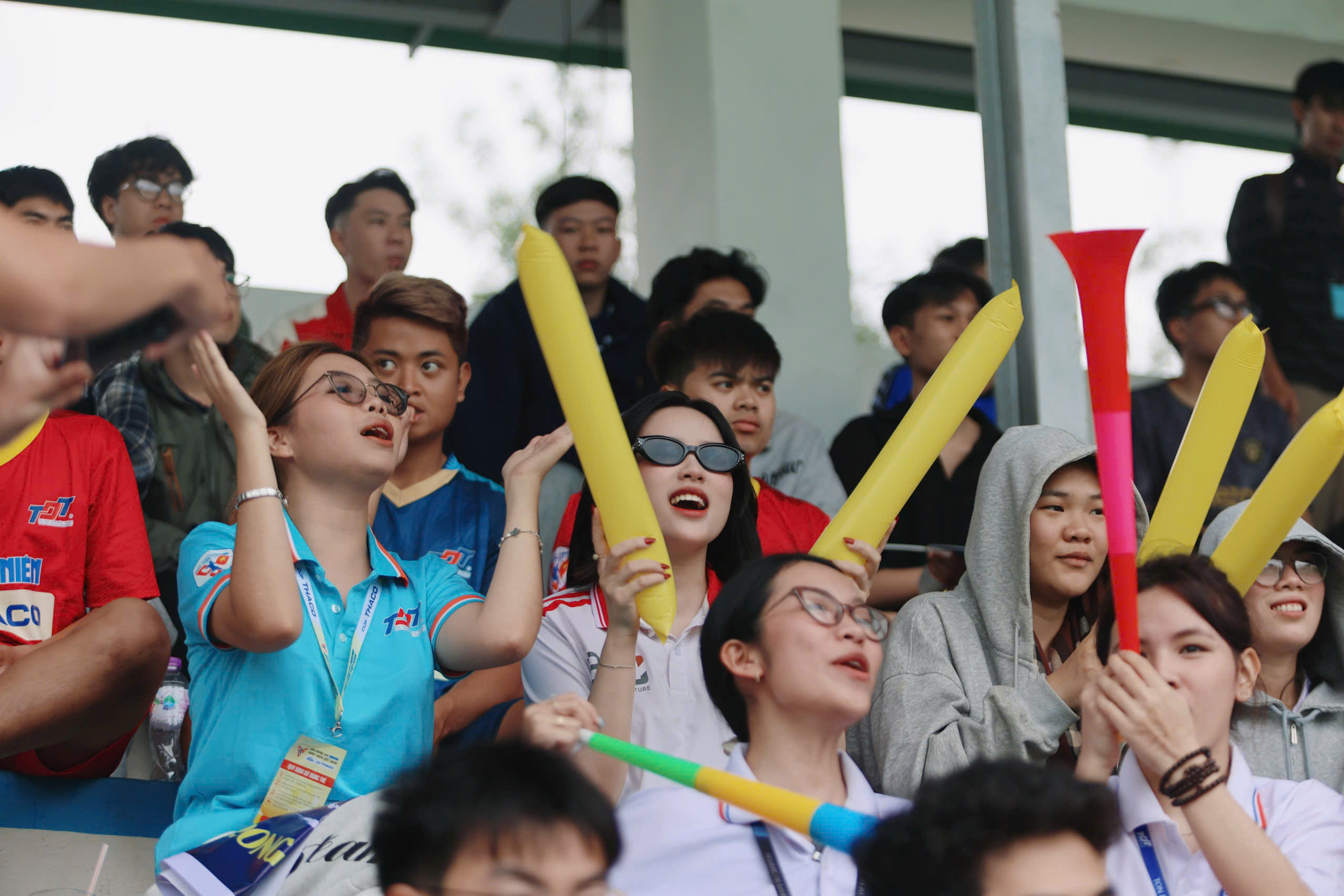 Sinh vi&ecirc;n đội chủ nh&agrave; đến sớm cổ vũ nồng nhiệt cho đội bạn, s&acirc;n chơi sinh vi&ecirc;n tuyệt vời!- Ảnh 8.