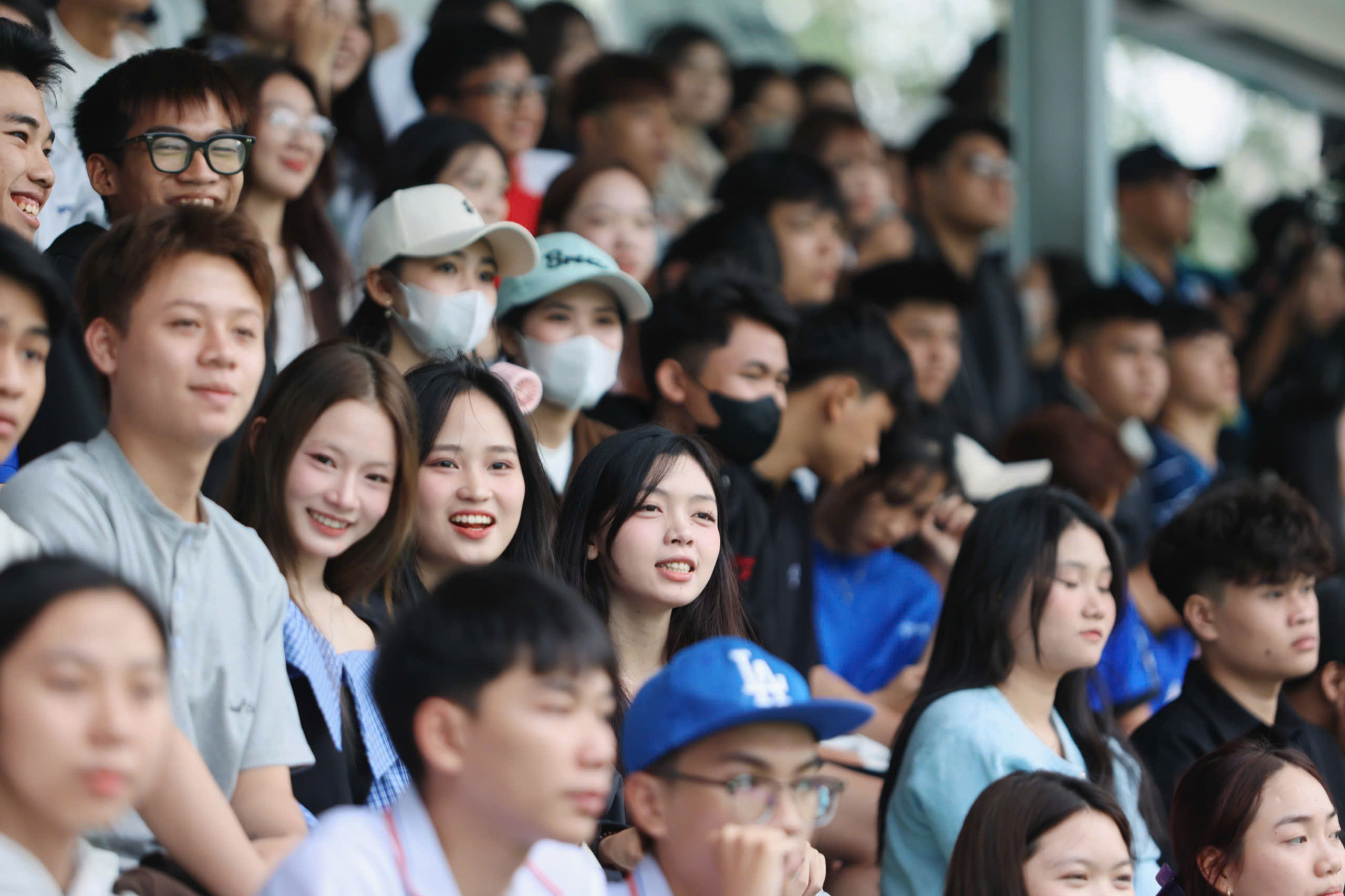 Sinh vi&ecirc;n đội chủ nh&agrave; đến sớm cổ vũ nồng nhiệt cho đội bạn, s&acirc;n chơi sinh vi&ecirc;n tuyệt vời!- Ảnh 4.