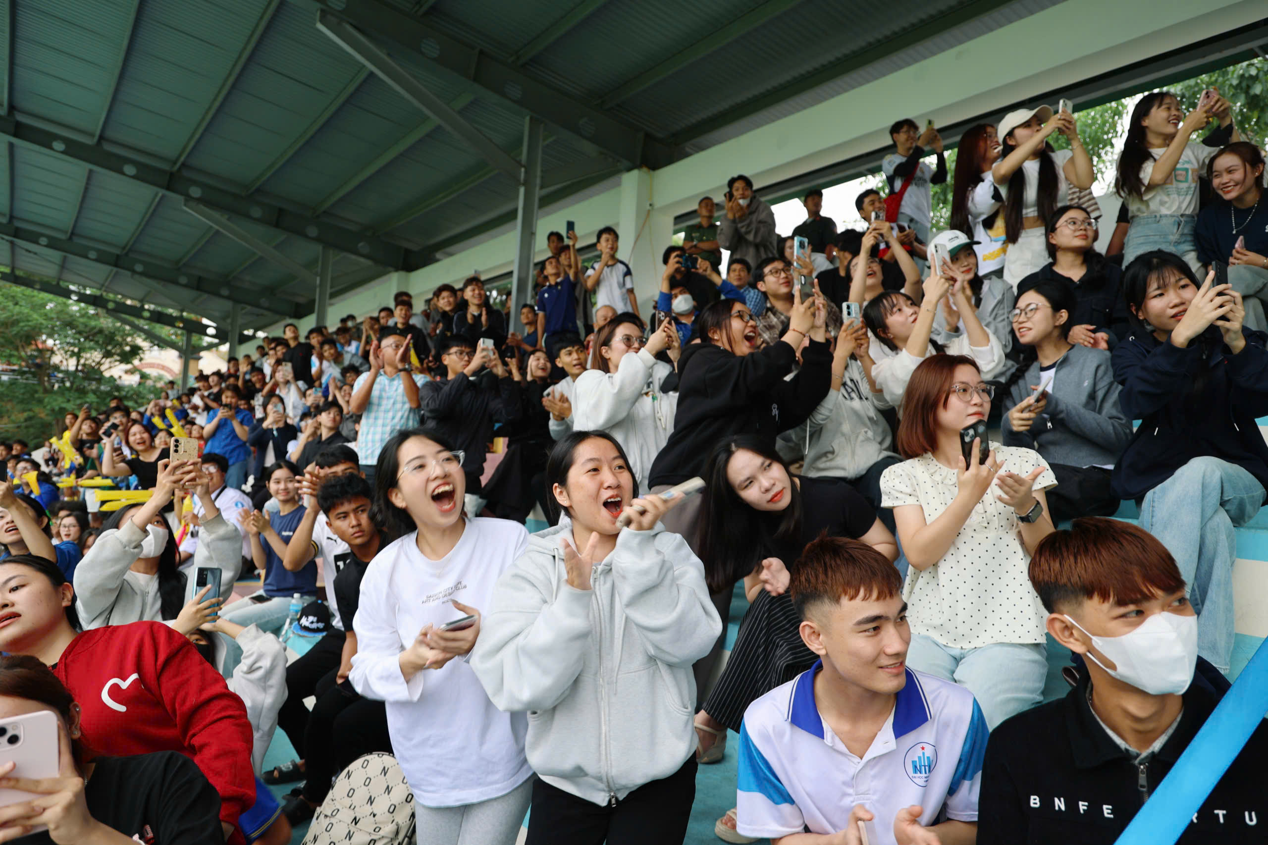 Hàng ngàn người hâm mộ vỡ òa cảm xúc vì thầy Park xuất hiện tại TNSV THACO cup 2026- Ảnh 5. Hàng ngàn người hâm mộ vỡ òa cảm xúc vì thầy Park xuất hiện tại TNSV THACO cup 2026- Ảnh 5.