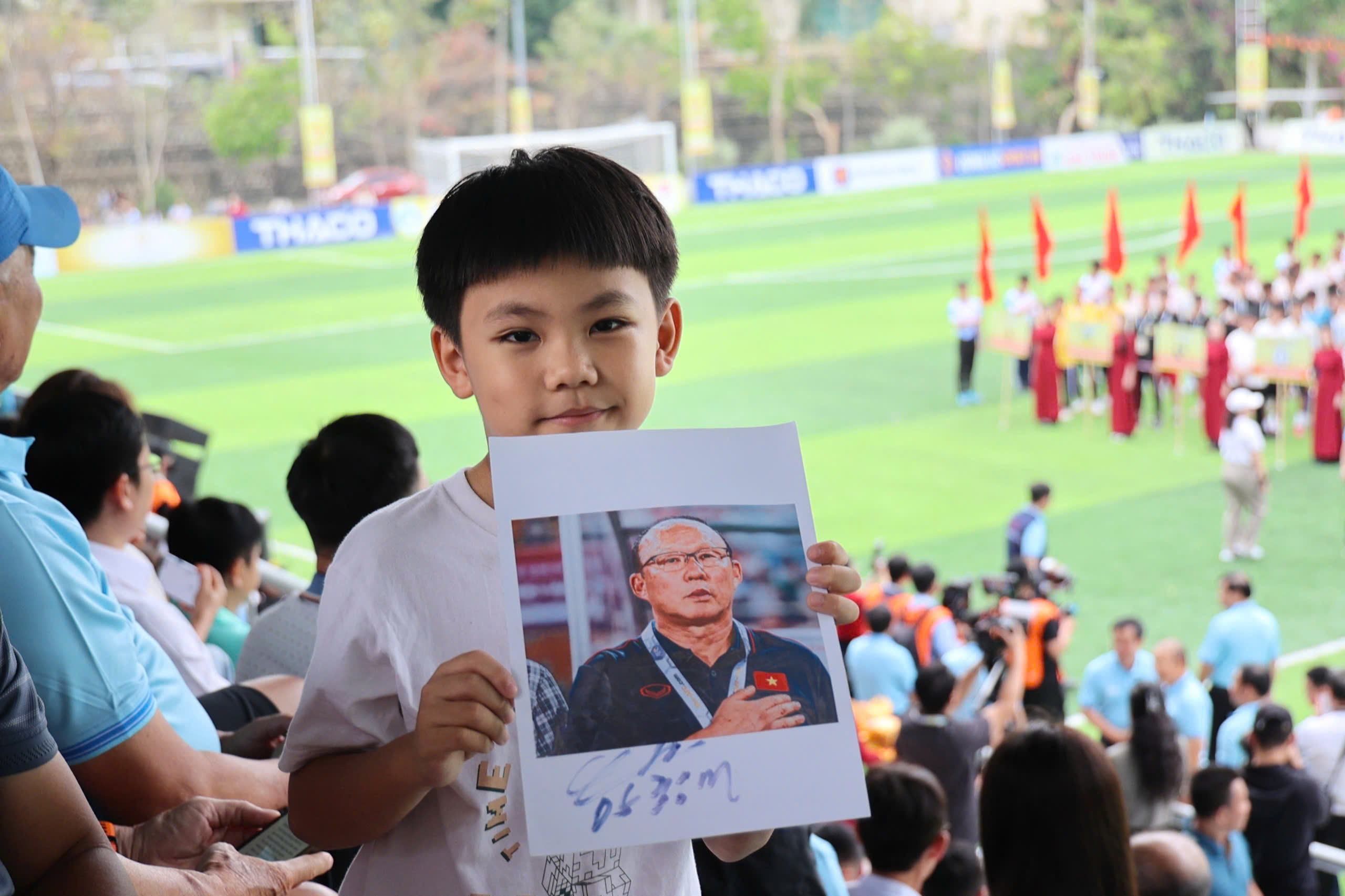 Hàng ngàn người hâm mộ vỡ òa cảm xúc vì thầy Park xuất hiện tại TNSV THACO cup 2026- Ảnh 4. Hàng ngàn người hâm mộ vỡ òa cảm xúc vì thầy Park xuất hiện tại TNSV THACO cup 2026- Ảnh 4.