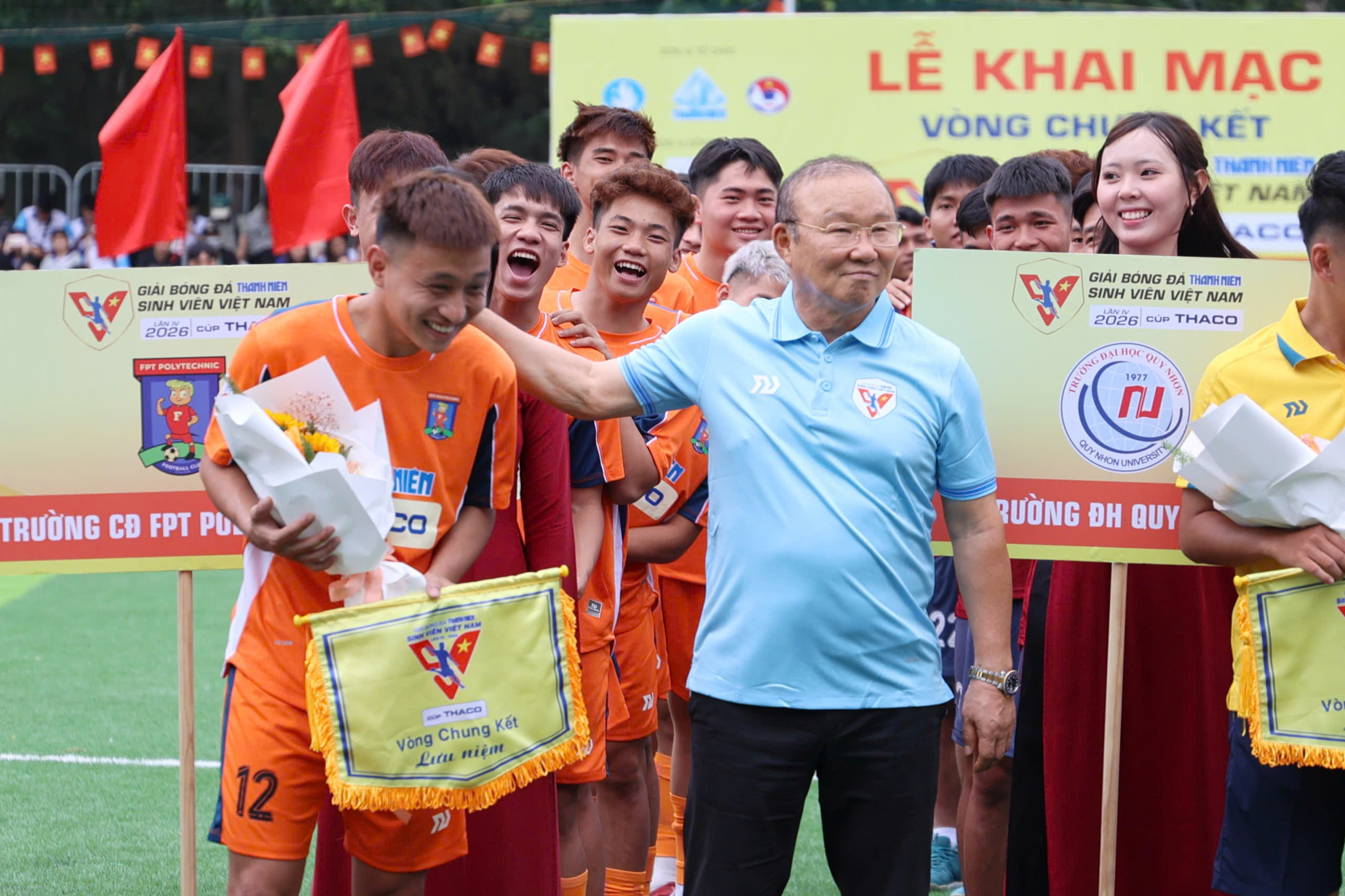 Hàng ngàn người hâm mộ vỡ òa cảm xúc vì thầy Park xuất hiện tại TNSV THACO cup 2026- Ảnh 8. Hàng ngàn người hâm mộ vỡ òa cảm xúc vì thầy Park xuất hiện tại TNSV THACO cup 2026- Ảnh 8.