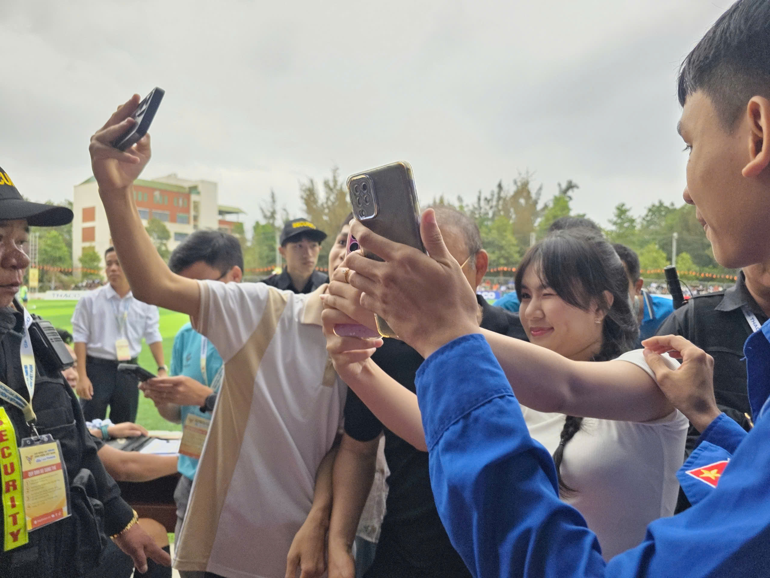 Hàng ngàn người hâm mộ vỡ òa cảm xúc vì thầy Park xuất hiện tại TNSV THACO cup 2026- Ảnh 3. Hàng ngàn người hâm mộ vỡ òa cảm xúc vì thầy Park xuất hiện tại TNSV THACO cup 2026- Ảnh 3.