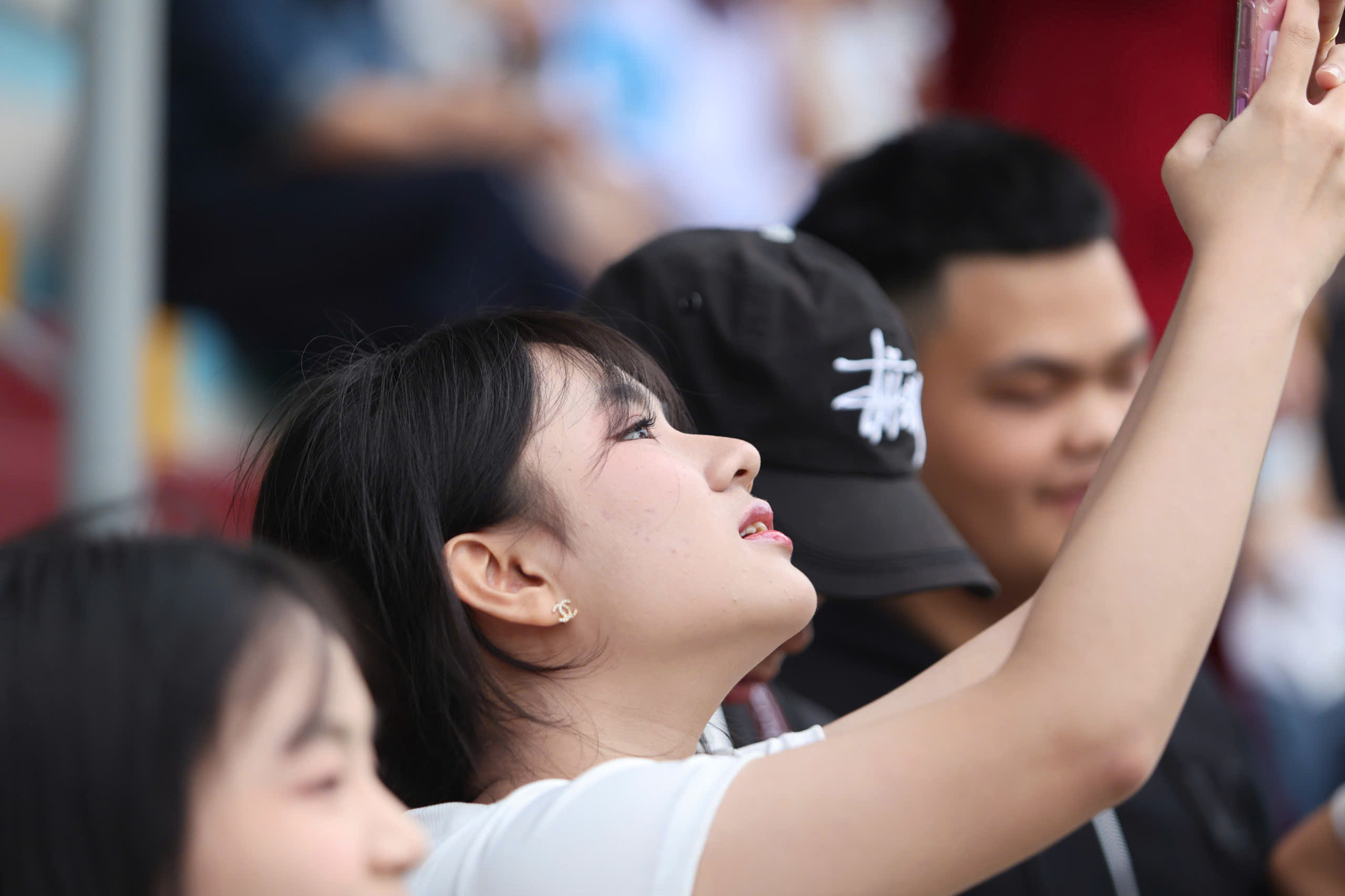 Hàng ngàn người hâm mộ vỡ òa cảm xúc vì thầy Park xuất hiện tại TNSV THACO cup 2026- Ảnh 7. Hàng ngàn người hâm mộ vỡ òa cảm xúc vì thầy Park xuất hiện tại TNSV THACO cup 2026- Ảnh 7.