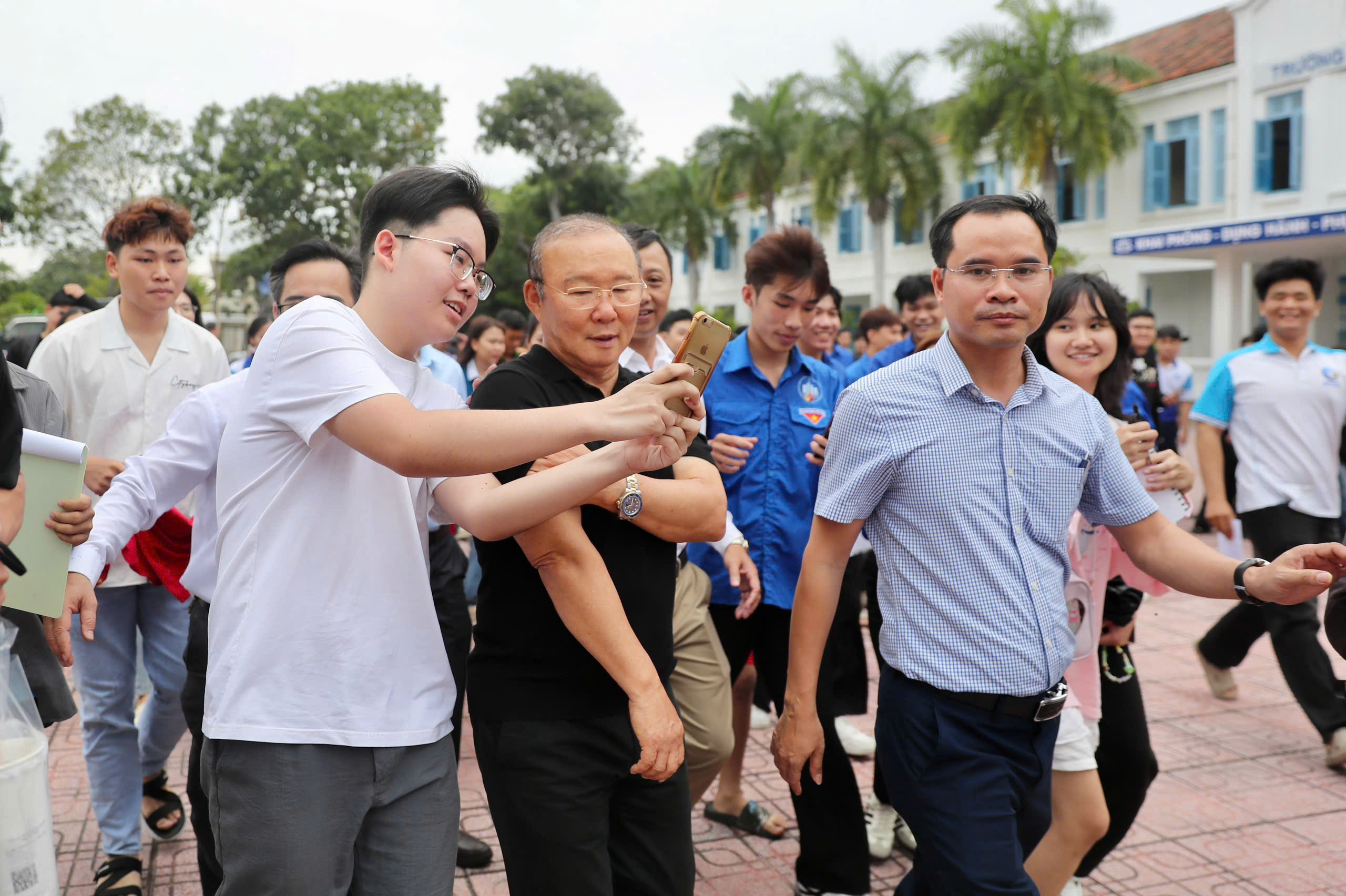 Hàng ngàn người hâm mộ vỡ òa cảm xúc vì thầy Park xuất hiện tại TNSV THACO cup 2026- Ảnh 2. Hàng ngàn người hâm mộ vỡ òa cảm xúc vì thầy Park xuất hiện tại TNSV THACO cup 2026- Ảnh 2.