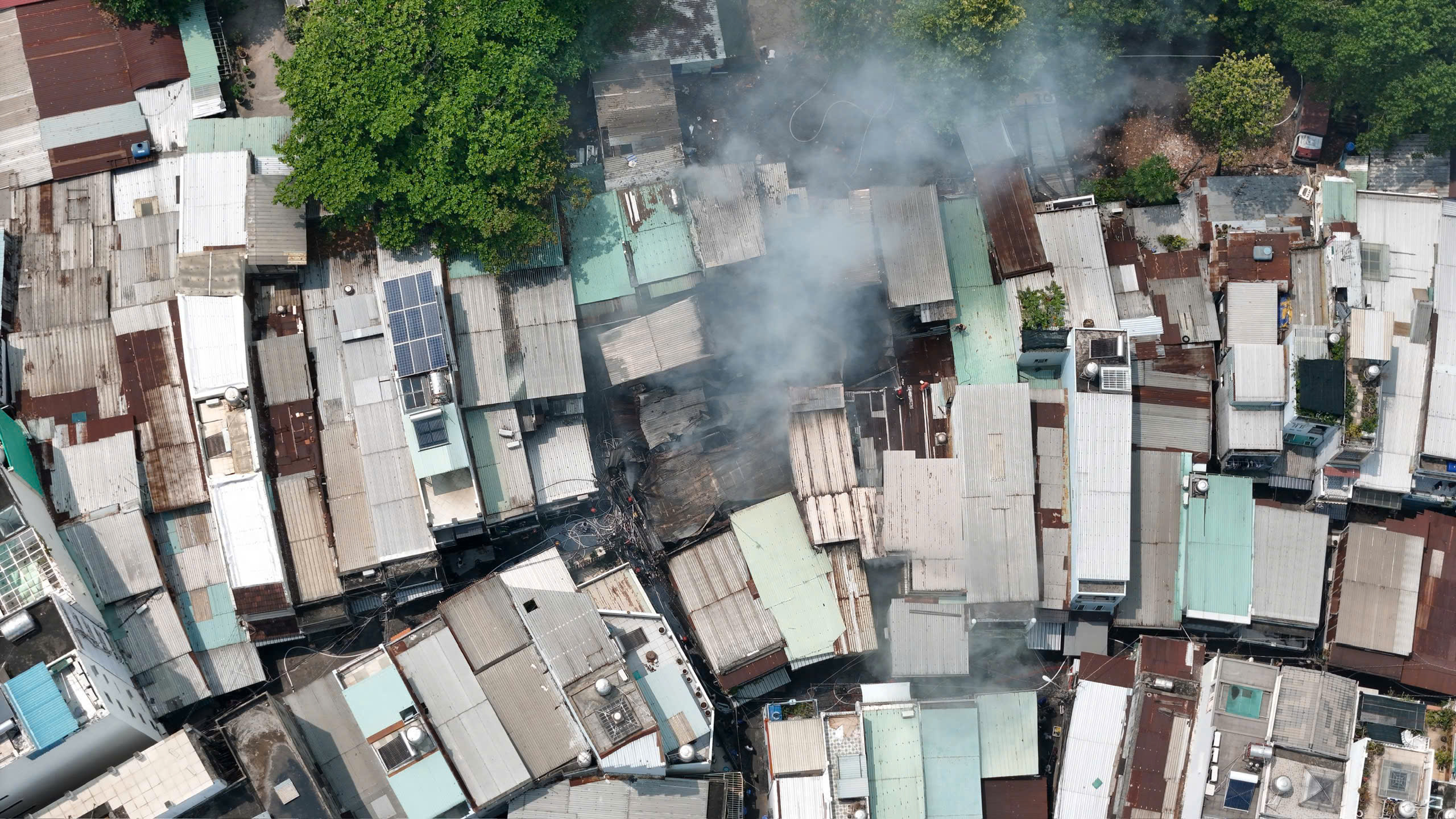 Cháy dãy nhà trong hẻm sâu ở TP.HCM - Ảnh 1.