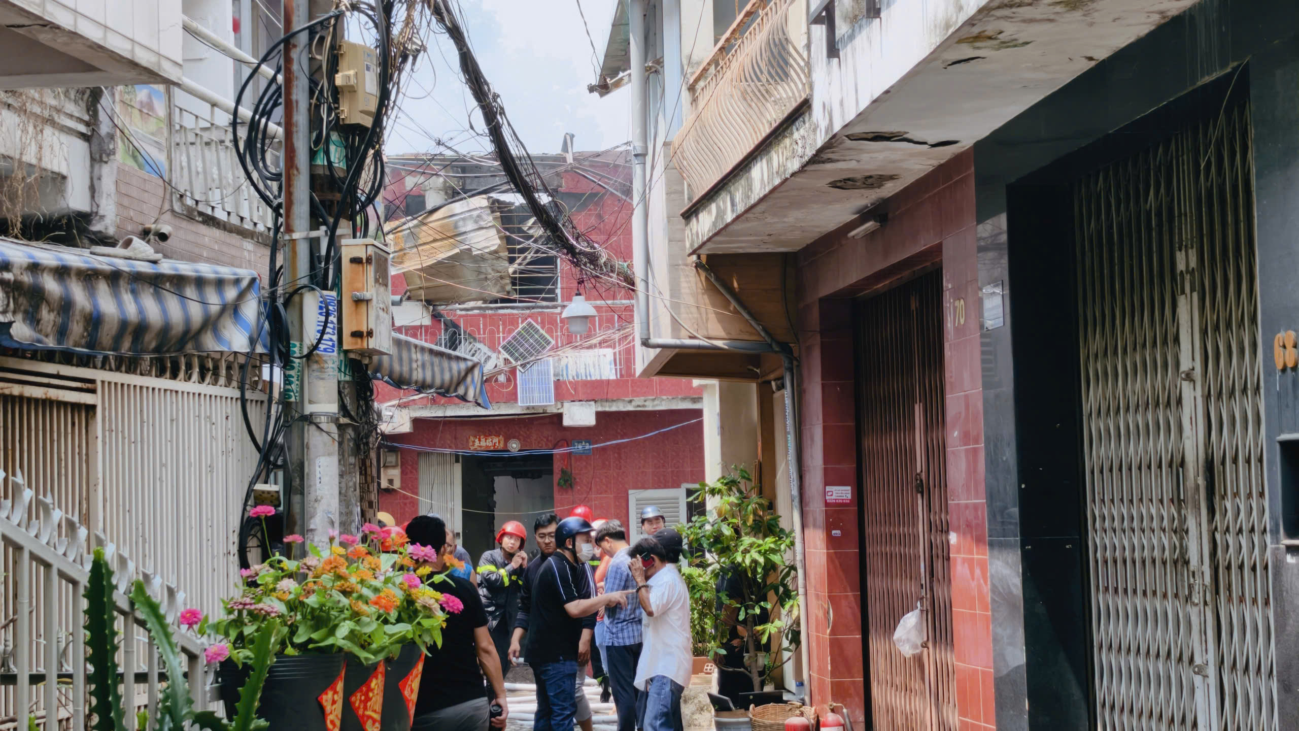 Cháy dãy nhà trong hẻm sâu ở TP.HCM - Ảnh 2.