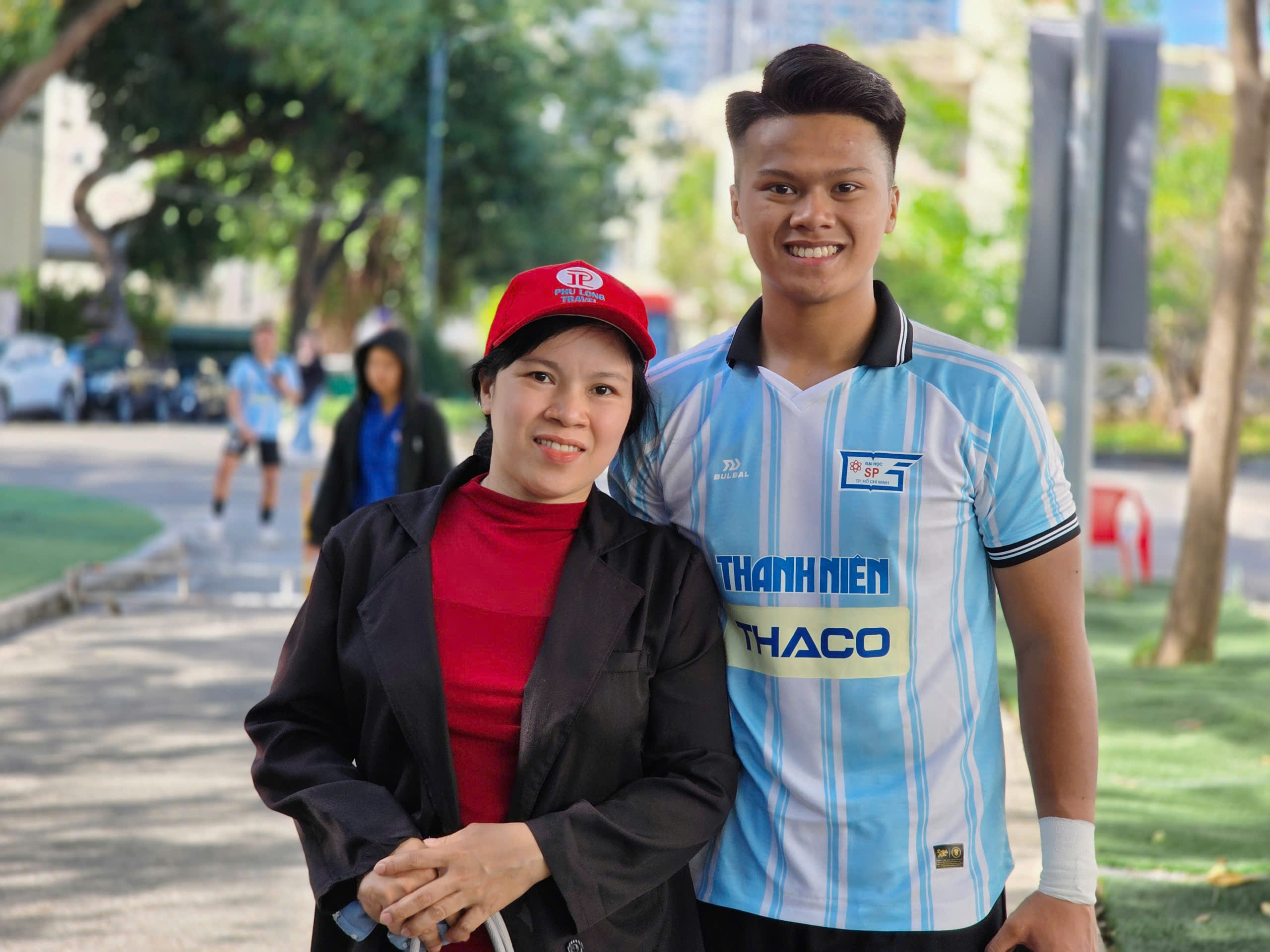 Người mẹ vượt gần 400 km đến Nha Trang cổ vũ con trai tại TNSV THACO cup 2026 - Ảnh 6.