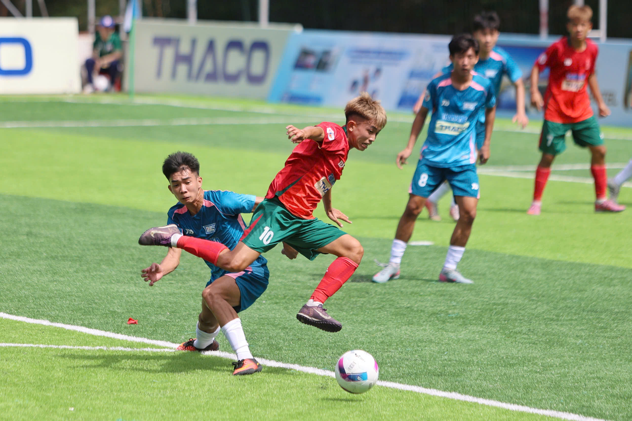 Người mẹ vượt gần 400 km đến Nha Trang cổ vũ con trai tại TNSV THACO cup 2026 - Ảnh 4.