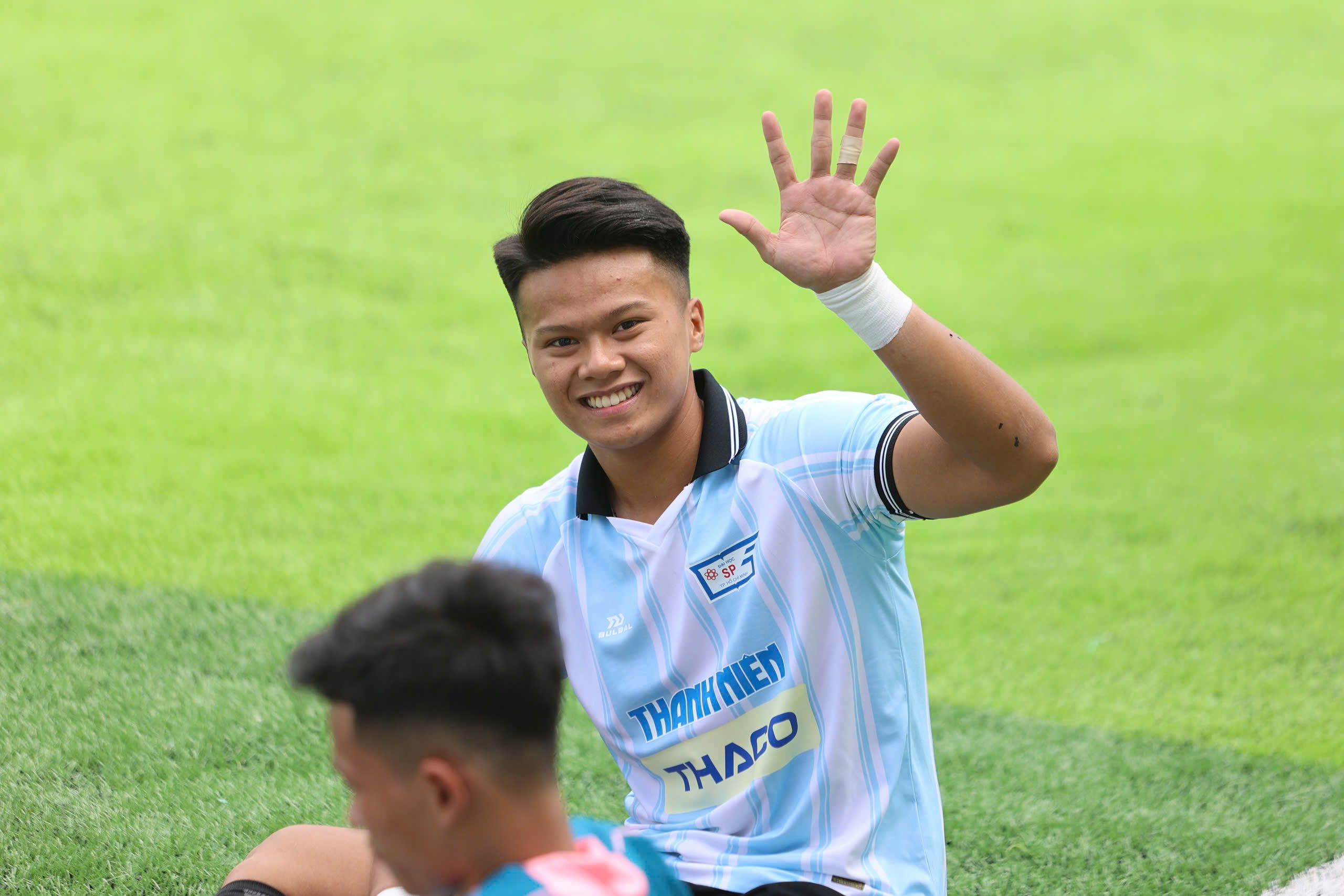 Người mẹ vượt gần 400 km đến Nha Trang cổ vũ con trai tại TNSV THACO cup 2026 - Ảnh 2.