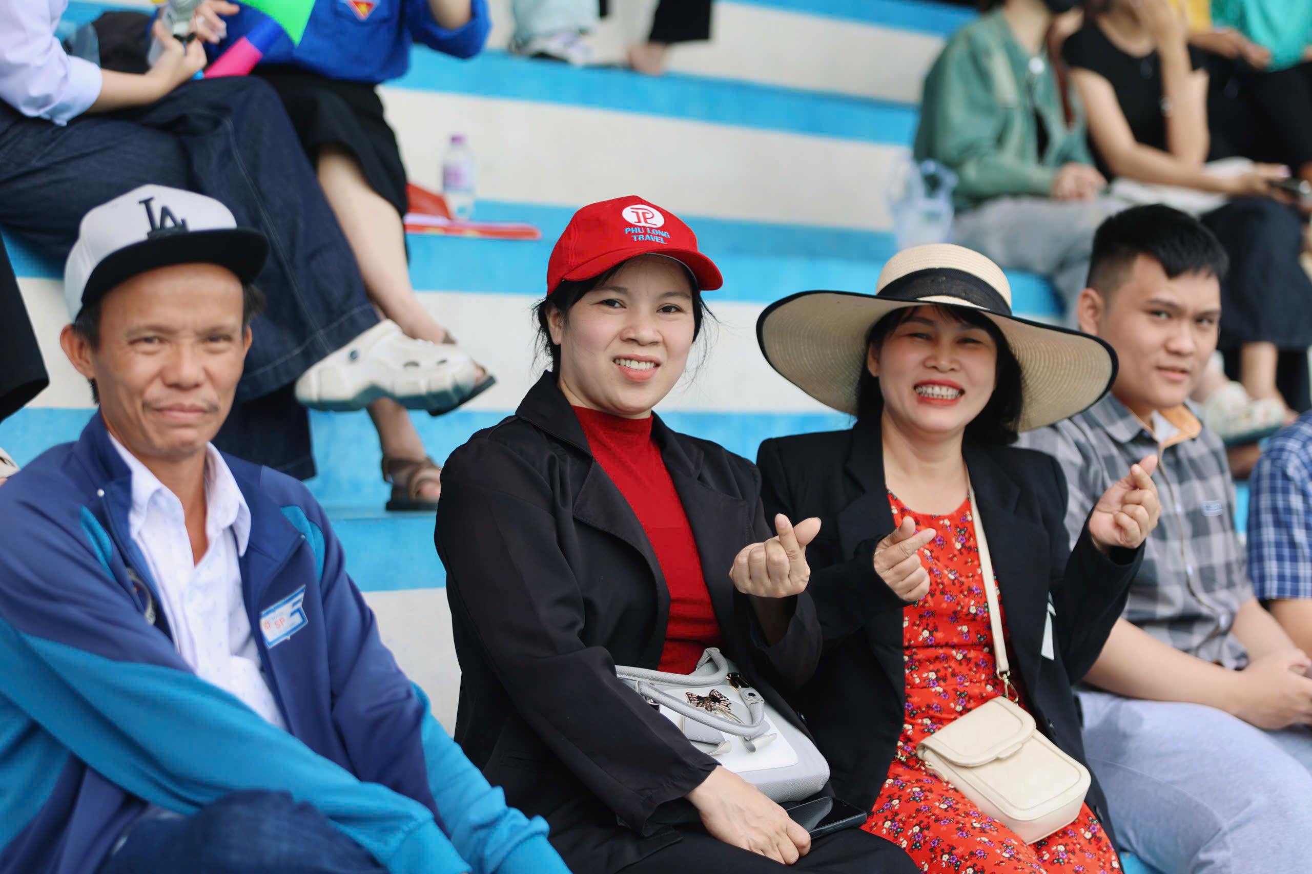 Người mẹ vượt gần 400 km đến Nha Trang cổ vũ con trai tại TNSV THACO cup 2026 - Ảnh 1.