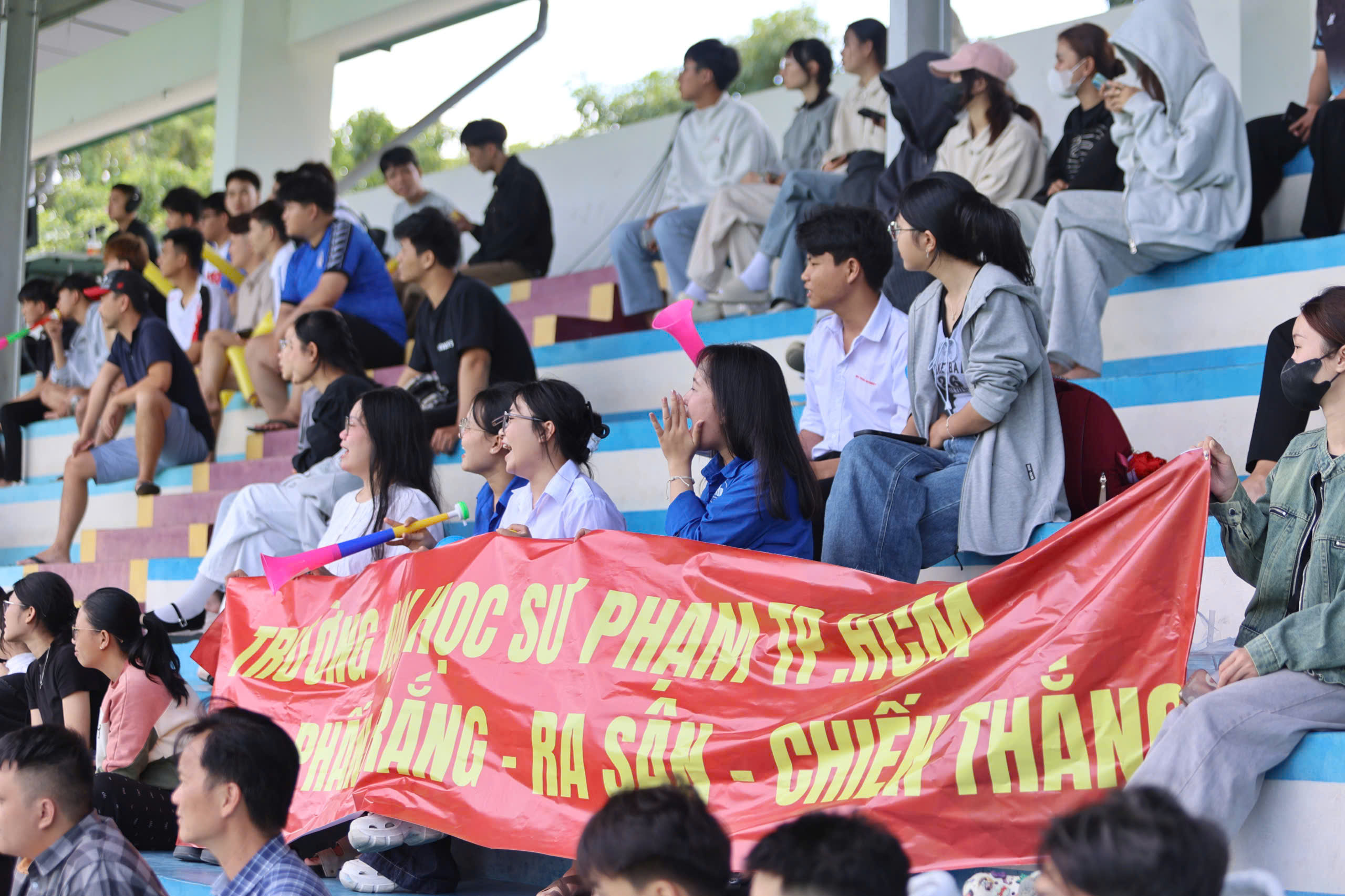 Người mẹ vượt gần 400 km đến Nha Trang cổ vũ con trai tại TNSV THACO cup 2026 - Ảnh 5.