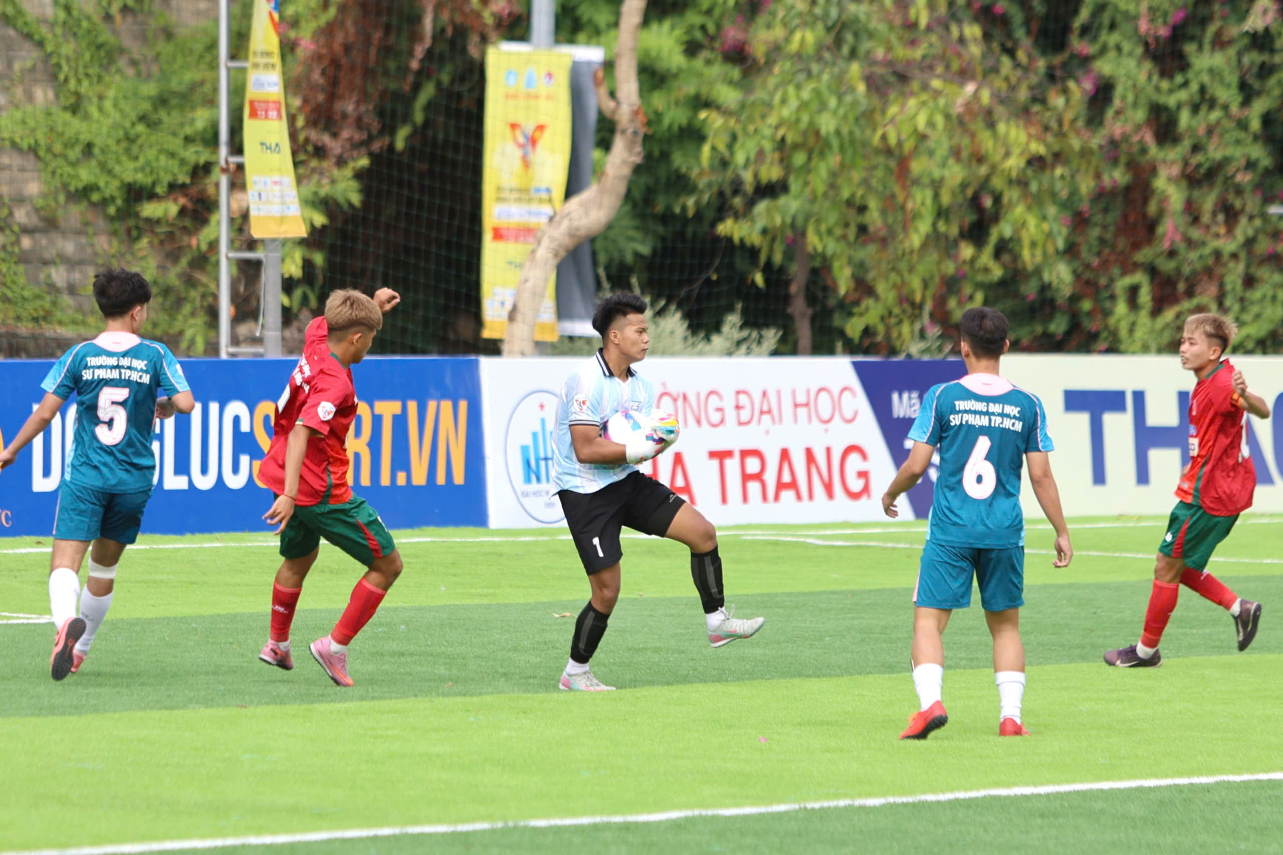 Người mẹ vượt gần 400 km đến Nha Trang cổ vũ con trai tại TNSV THACO cup 2026 - Ảnh 3.