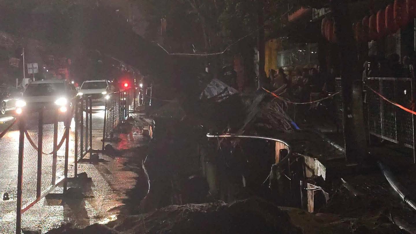 C&acirc;y cổ thụ bật gốc đ&egrave; nh&agrave; d&acirc;n, lo ngại do đ&agrave;o đường thi c&ocirc;ng dự &aacute;n- Ảnh 4.