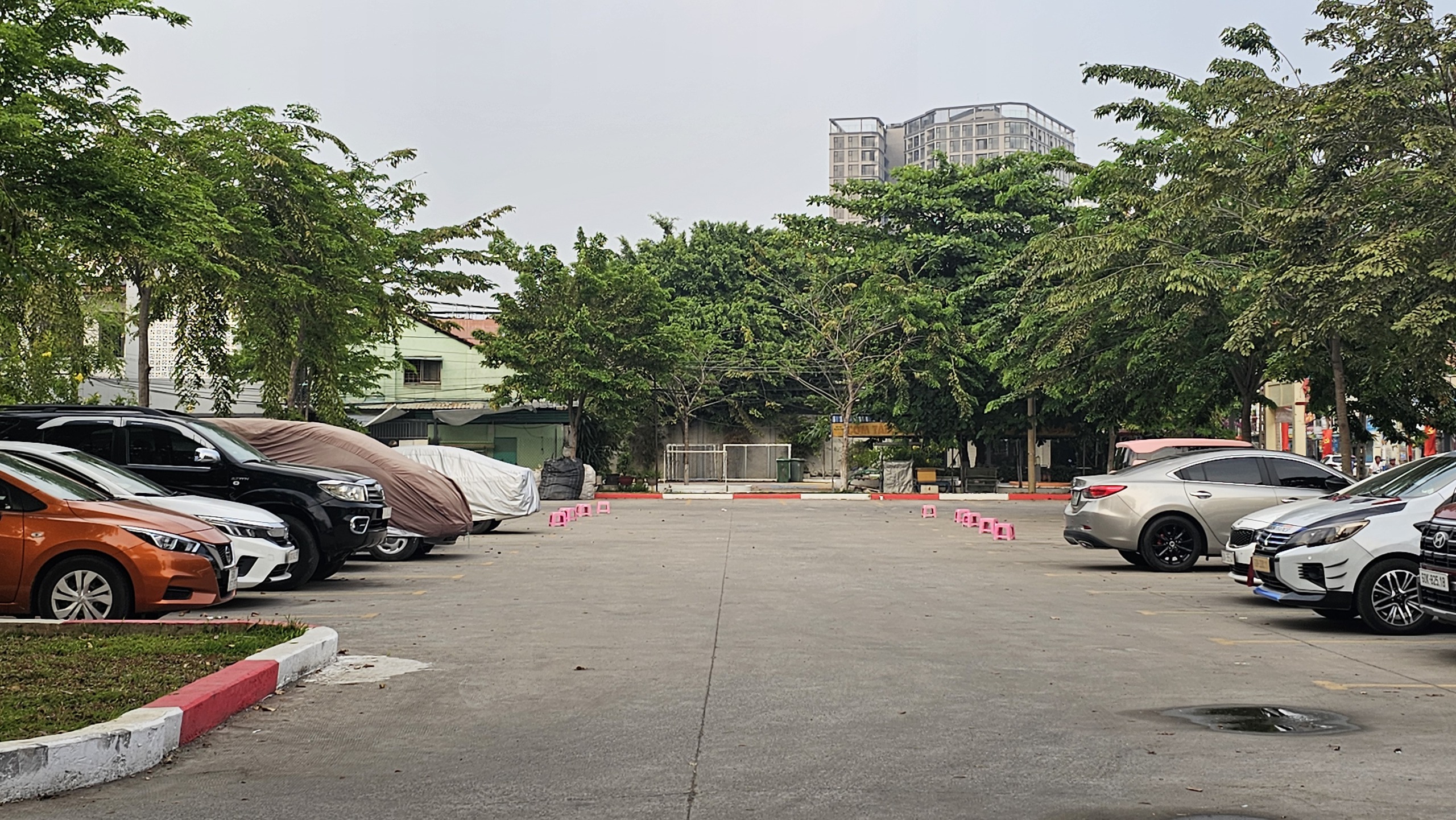 Bãi đậu xe công cộng bị lấn chiếm, trở thành điểm bán nước? - Ảnh 1.
