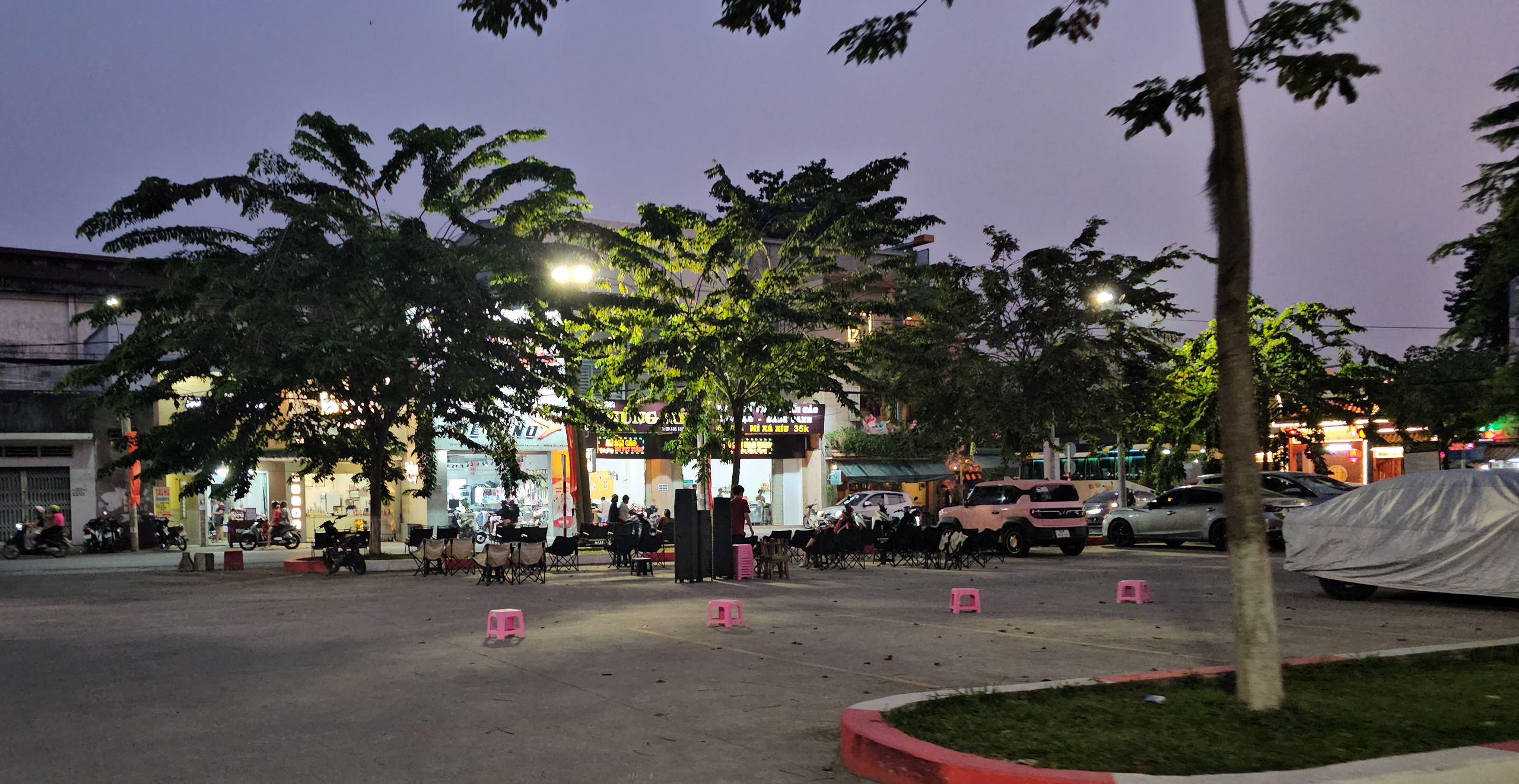 Bãi đậu xe công cộng bị lấn chiếm, trở thành điểm bán nước? - Ảnh 2.