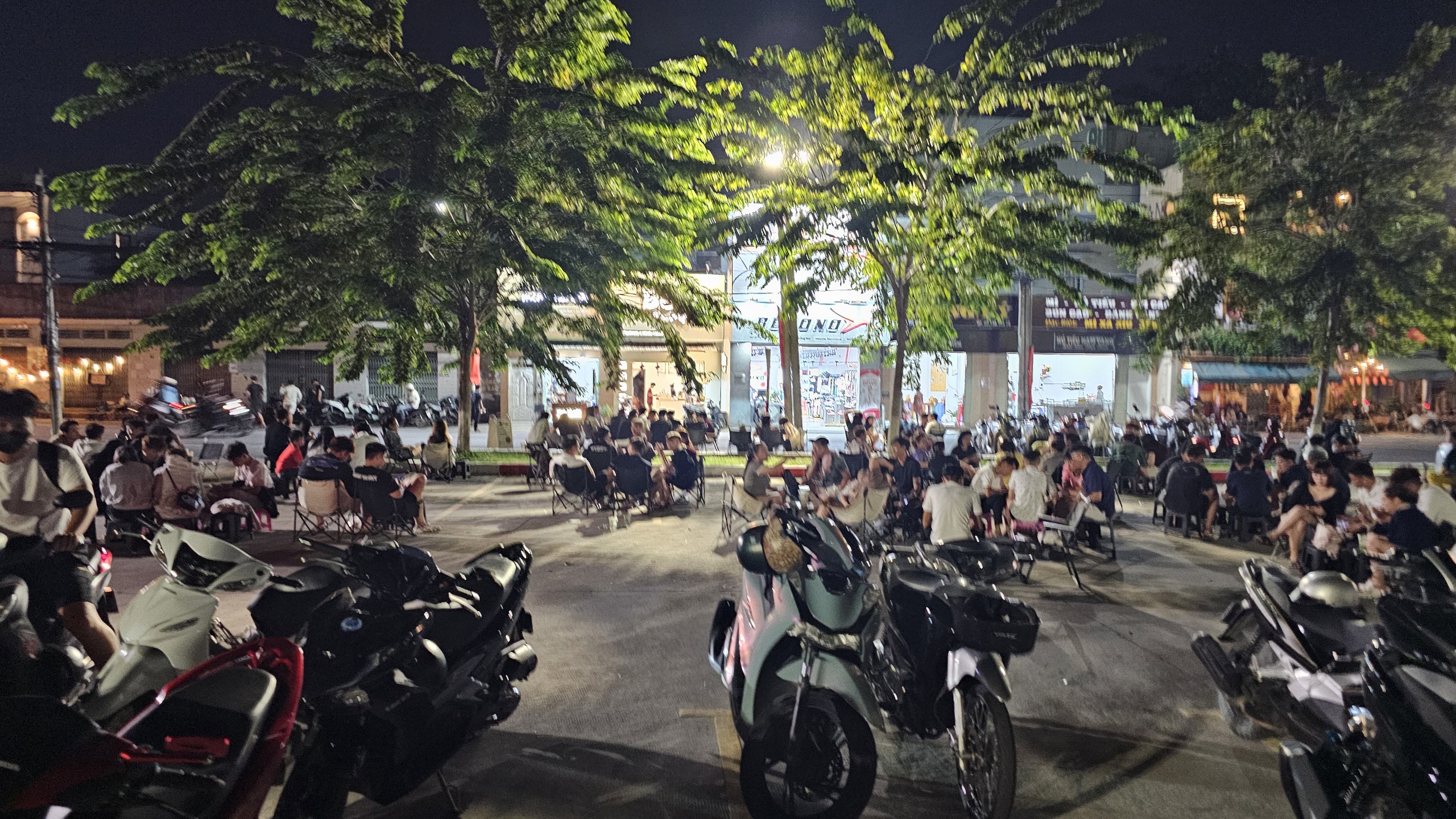 Bãi đậu xe công cộng bị lấn chiếm, trở thành điểm bán nước? - Ảnh 6.