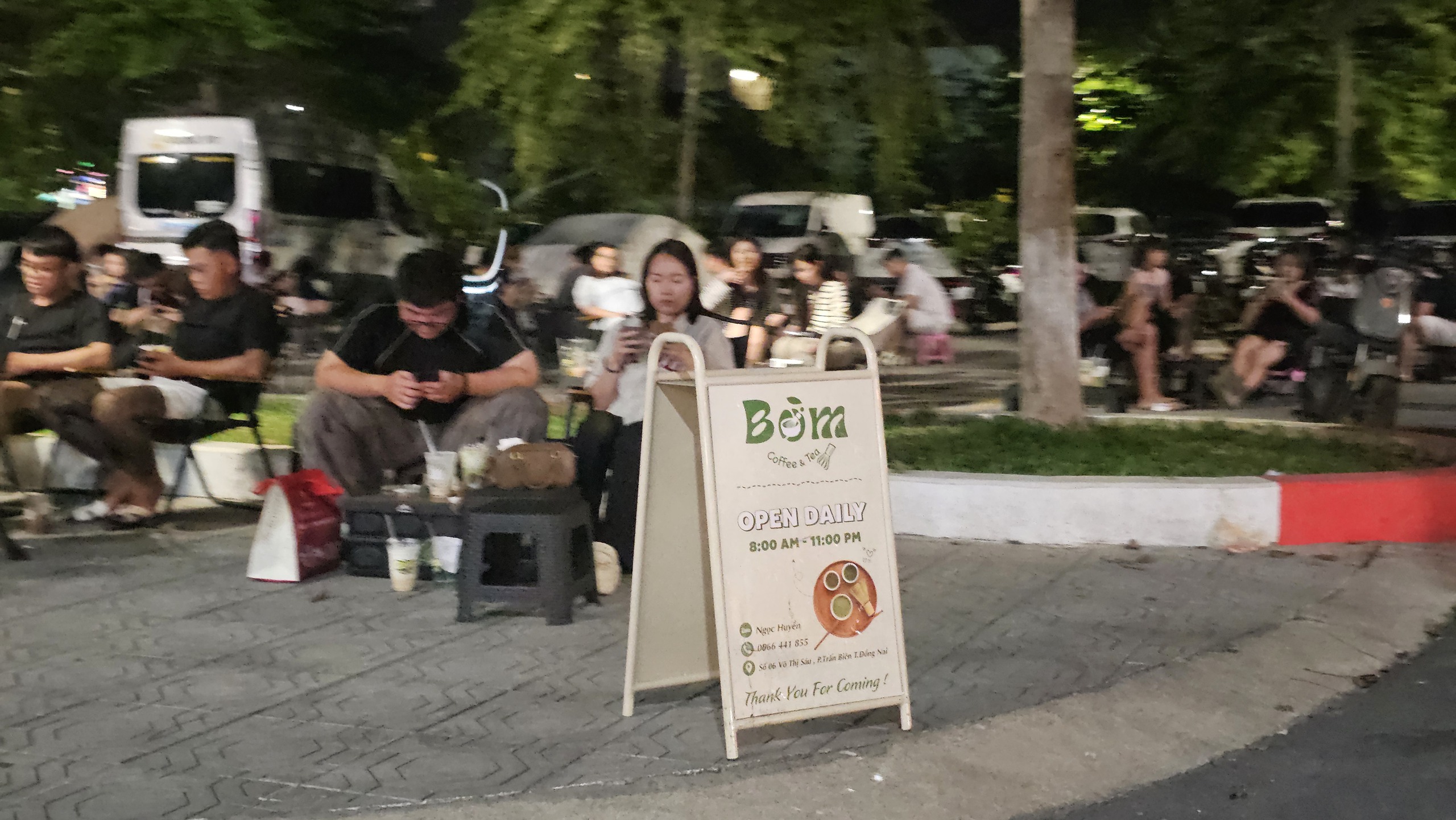 Bãi đậu xe công cộng bị lấn chiếm, trở thành điểm bán nước? - Ảnh 7.