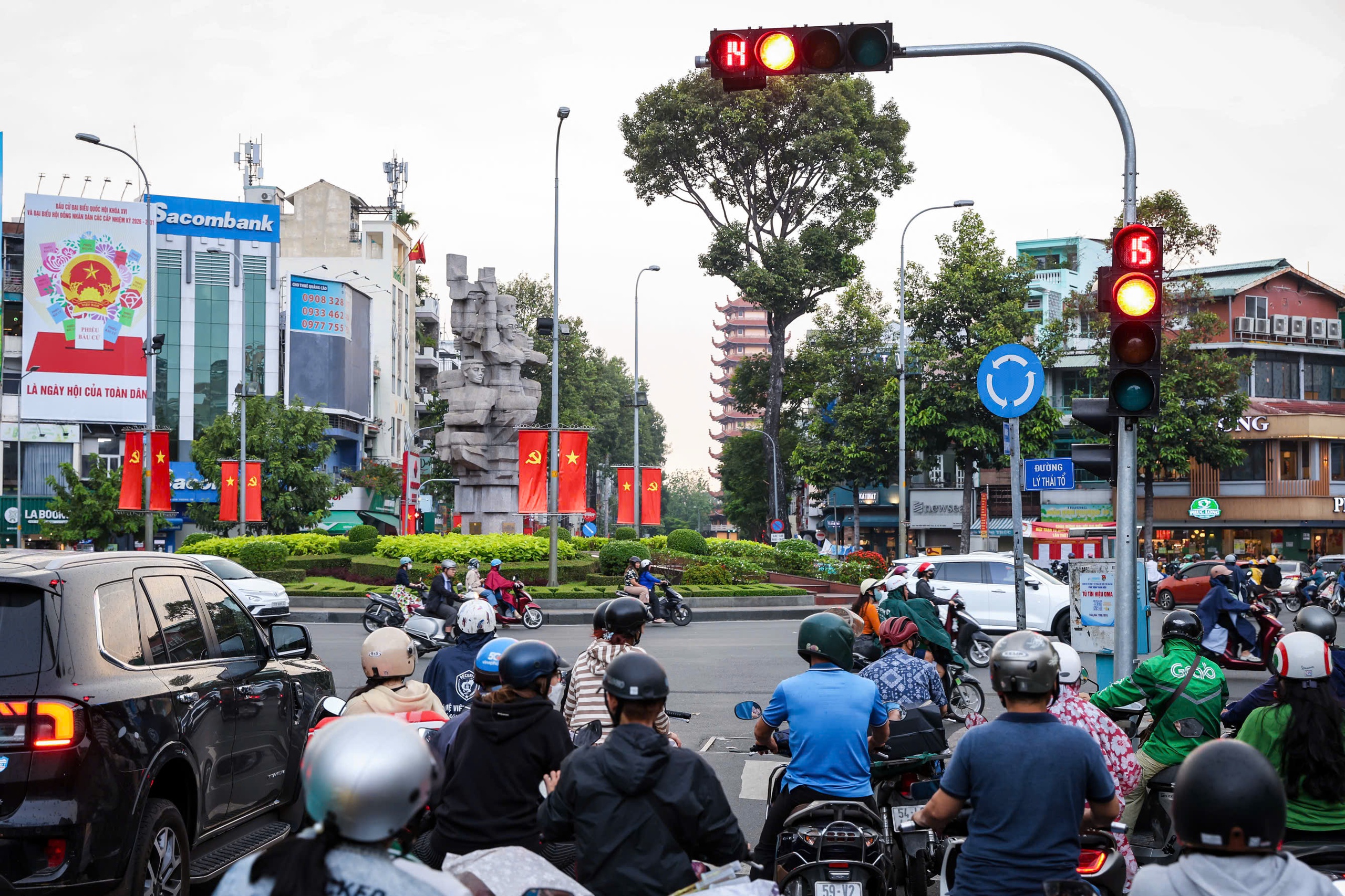 Có nên tháo dỡ vòng xoay ở TP.HCM: Xây thêm cầu vượt, hầm chui- Ảnh 3.