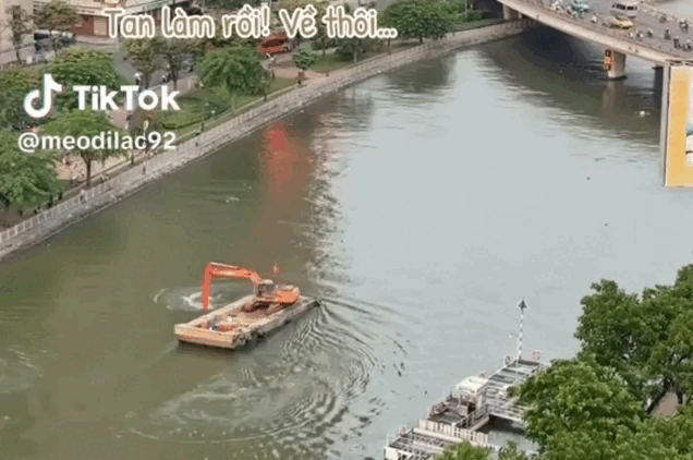 Clip s&agrave; lan chở m&aacute;y x&uacute;c chạy 'tung tăng' tr&ecirc;n k&ecirc;nh Bến Ngh&eacute;, CSGT v&agrave;o cuộc - Ảnh 1.