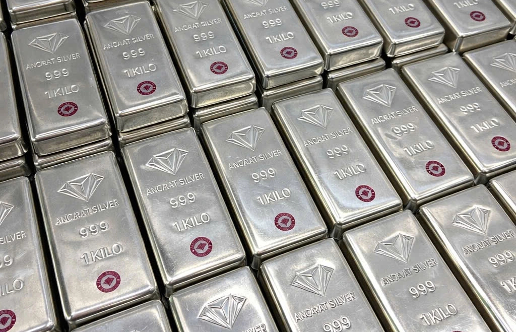 Giá vàng, giá bạc đua nhau 'lao dốc'- Ảnh 1.