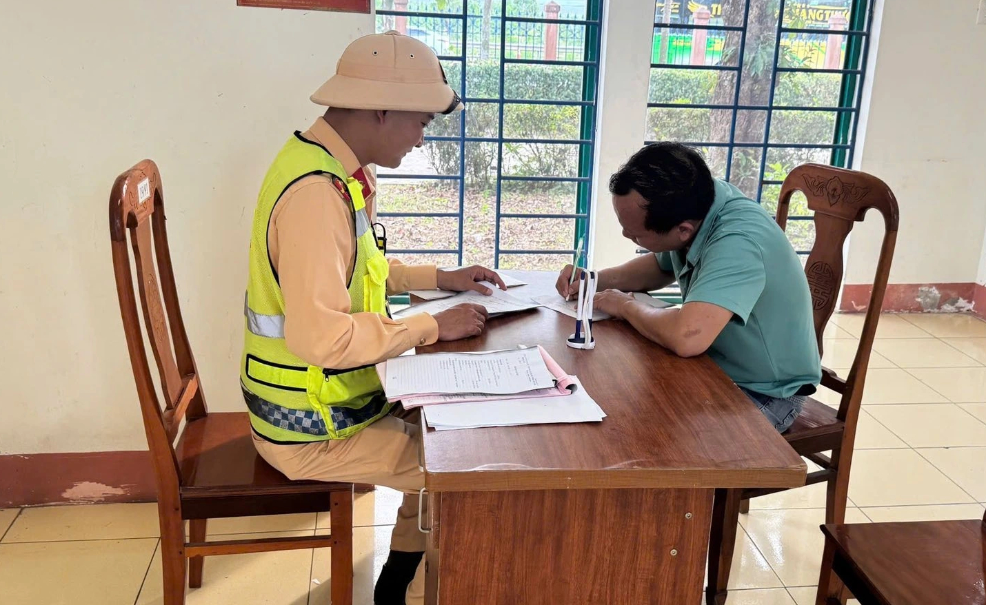 Xử phạt xe khách gần 200 triệu đồng vì nhồi nhét gấp đôi số khách - Ảnh 2. Xử phạt xe khách gần 200 triệu đồng vì nhồi nhét gấp đôi số khách - Ảnh 2.